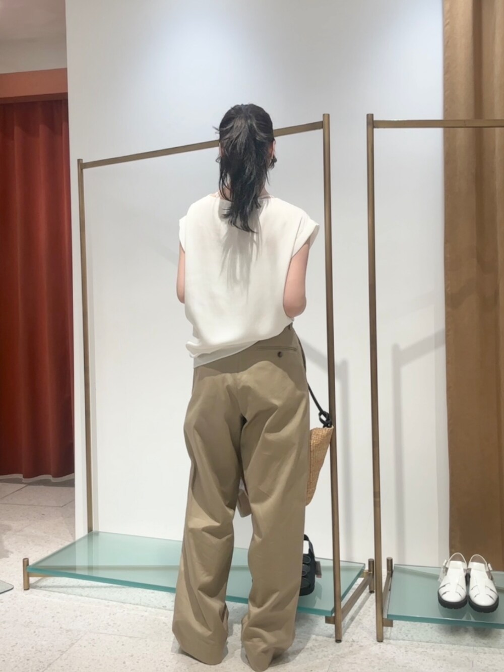 ホワイト系のシャツ/ブラウス、ベージュ系のパンツ、ベージュ系のキャップを着用したレディースの夏コーディネートの3枚目の写真