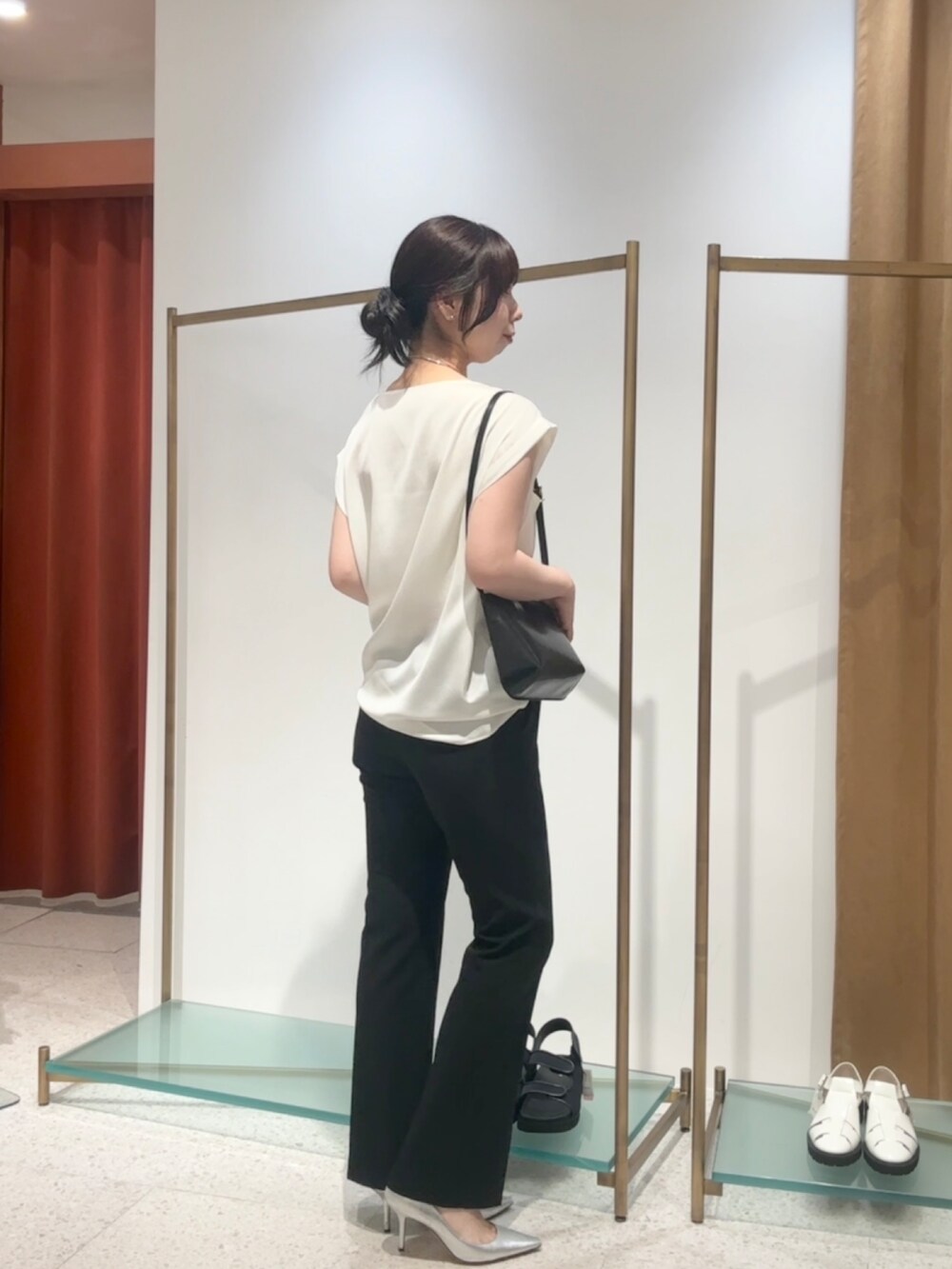 「夏コーデ、白Tシャツ、シアートップス、ショルダーバッグ、お出かけコーデ、夏ファッション、シンプルスタイル、ブラックコーデ、オトナカワイイ、初夏コーデ、梅雨コーデ、サテン、サテンブラウス、スリットパンツ」｜「Whim Gazetteの【Hoaw.】Knot チョーカー（チョーカー、シルバー系）」を使った、wg_shimizuさん（骨格ウェーブ・レディース・161cm）の夏コーディネートの2枚目の写真