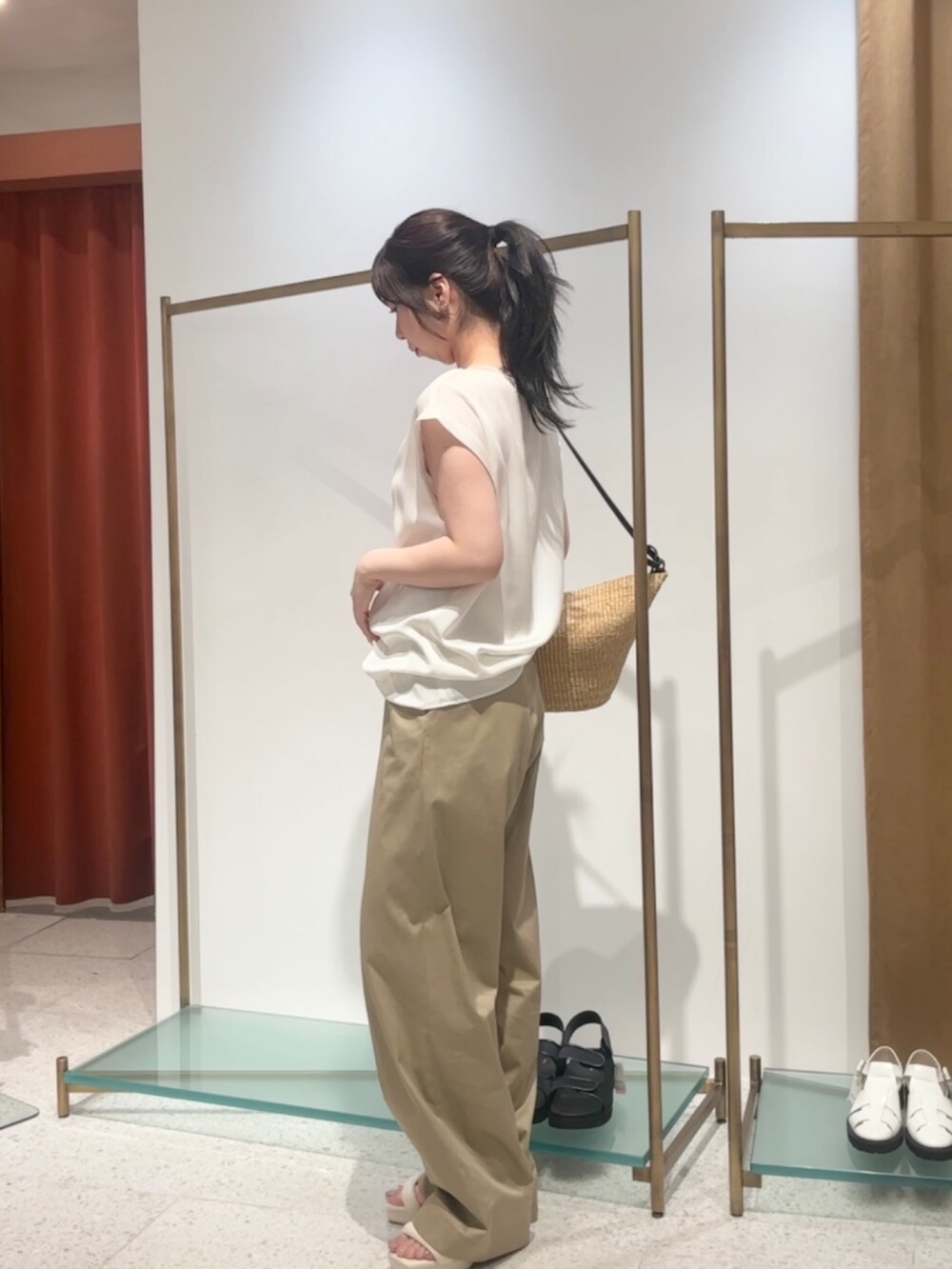 ホワイト系のシャツ/ブラウス、ベージュ系のパンツ、ベージュ系のキャップを着用したレディースの夏コーディネートの4枚目の写真