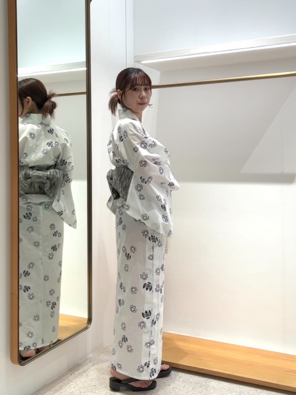 ブラック系のその他シューズ、ホワイト系の浴衣、ブルー系の浴衣を着用したレディースの夏コーディネートの2枚目の写真