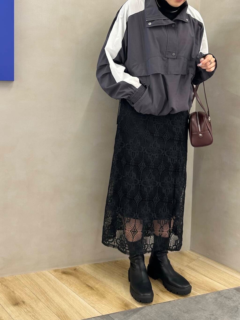 ブラック系のTシャツ/カットソー、レッド系のボストンバッグ、ブラック系のブーツを着用したレディースの秋コーディネートの4枚目の写真