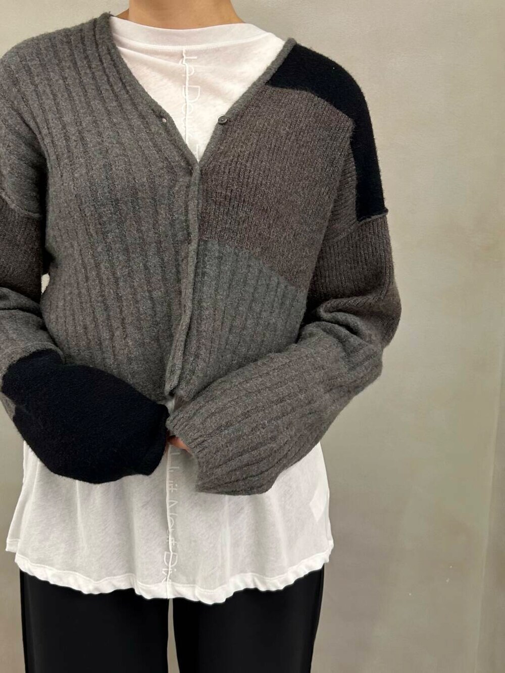 ブラック系のその他パンツ、ホワイト系のTシャツ/カットソー、グレー系のニット/セーターを着用したレディースの秋コーディネートの2枚目の写真