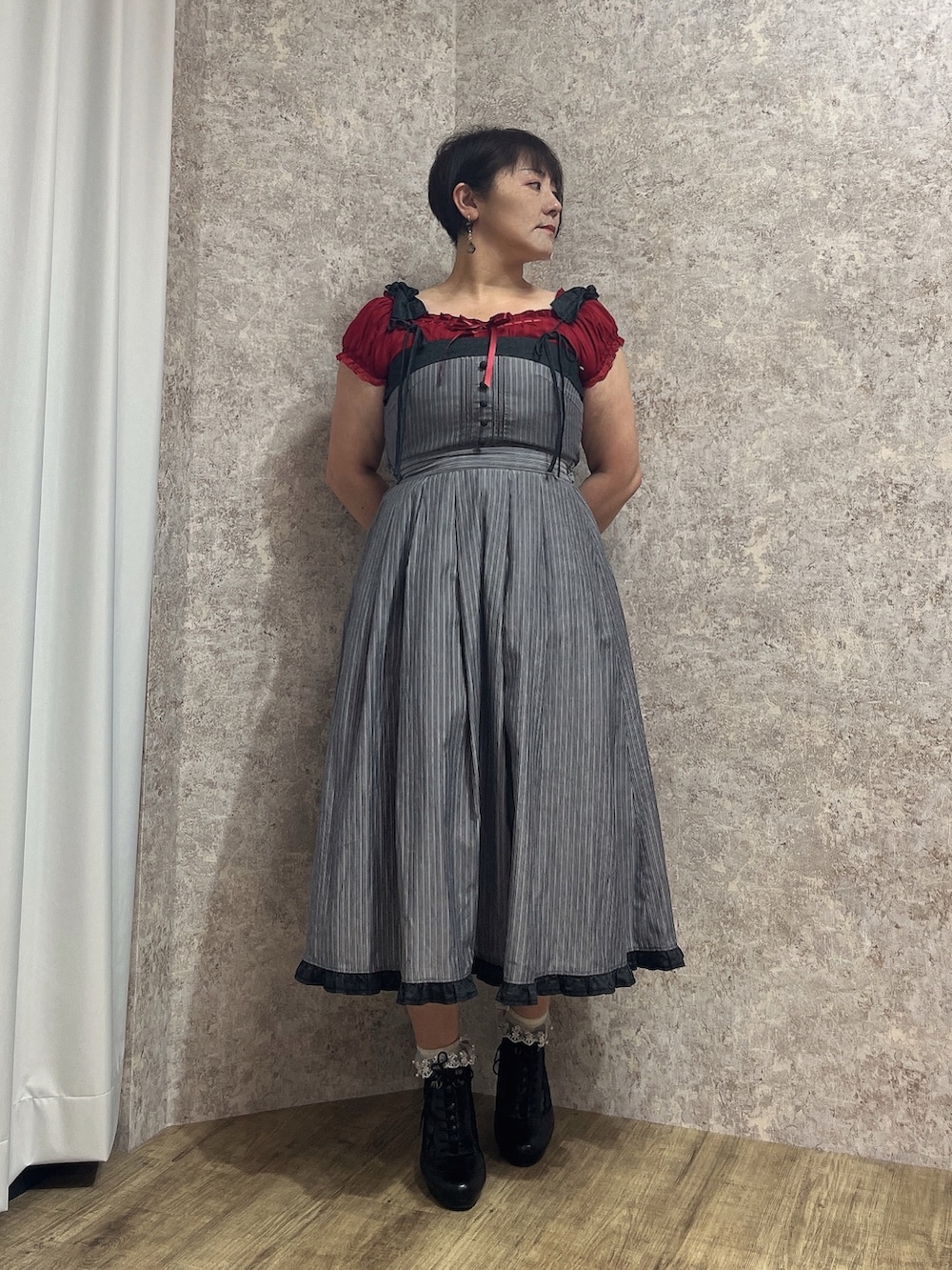 「大人フェミニン、大人ファッション、大人フェミニンコーデ、大人フリル、夏ルックで気分アップ、axes femme、夏コーデ、オトナ女子、大人かわいい、おしゃれさんと繋がりたい、ワンピース」｜「axes femmeのバラ刺繍ギャザーフリルジャンスカ（ワンピース、ブラック系）」を使った、ジョーさん（レディース・161cm）の夏コーディネートの2枚目の写真