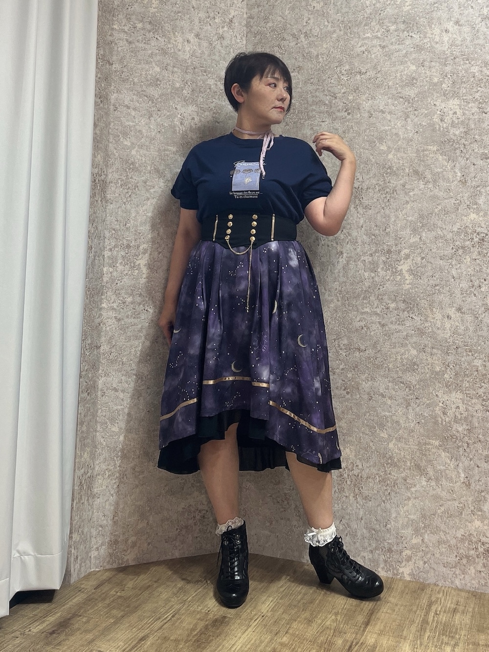 「夏ルックで気分アップ、axes femme、夏コーデ、夏服コーデ、オトナ女子、夏物、キャミソール、きれいめカジュアル、カジュアル、Tシャツ」｜「axes femmeのプリントコクーントレーナー（Tシャツ/カットソー、ブルー系）」を使った、ジョーさん（レディース・161cm）の夏コーディネートの2枚目の写真