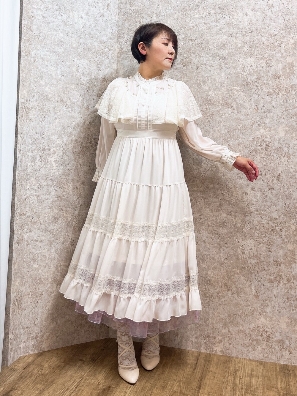 「axes femme、春服、休日スタイル、キレイめ、春、春服コーデ、ワンピース、エレガント、デートコーデ」｜「axes femmeの刺繍チュール使いケープワンピース（ワンピース、ホワイト系）」を使った、ジョーさん（レディース・161cm）の冬コーディネートの6枚目の写真