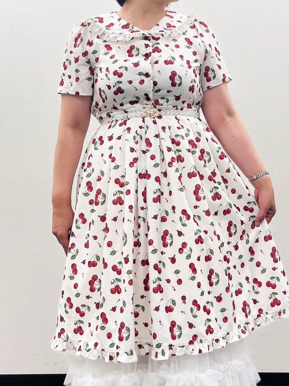 「フリル、お出かけコーデ、ワンピース、休日スタイル、夏コーデ、axes femme、おでかけコーデ、大人可愛い、おしゃれさんと繋がりたい、レース、いいね、save、フォローお願いします🤑、さくらんぼ、さくらんぼ柄」｜「axes femmeのチェリーローズ柄セーラーワンピース（ワンピース、ホワイト系）」を使った、ジョーさん（レディース・161cm）の夏コーディネートの3枚目の写真