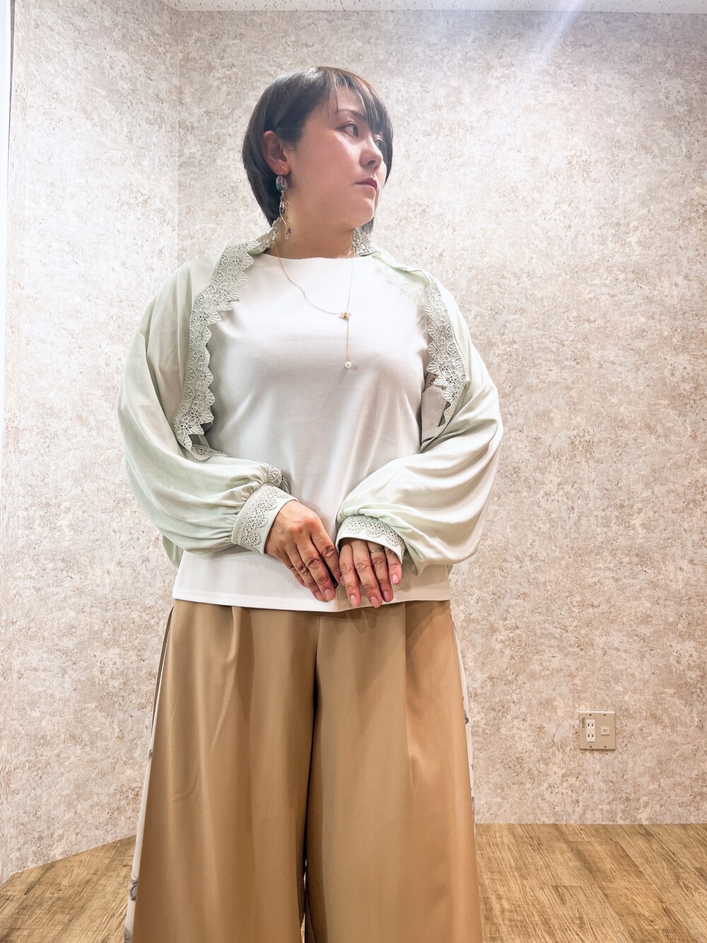 「最近のいい感じコーデ、大人カジュアル、春夏コーデ、淡色コーデ、きれいめカジュアル、休日スタイル、お出かけコーデ、axes femme、ママファッション、お洒落さんとつながりたい、ラフコーデ、シンフルコーデ、ＧＷ、おしゃれさんと繋がりたい、ＵＶカット」｜「axes femmeの吸水速乾フラワーレースタンク（タンクトップ、ホワイト系）」を使った、ジョーさん（レディース・161cm）の春コーディネートの2枚目の写真