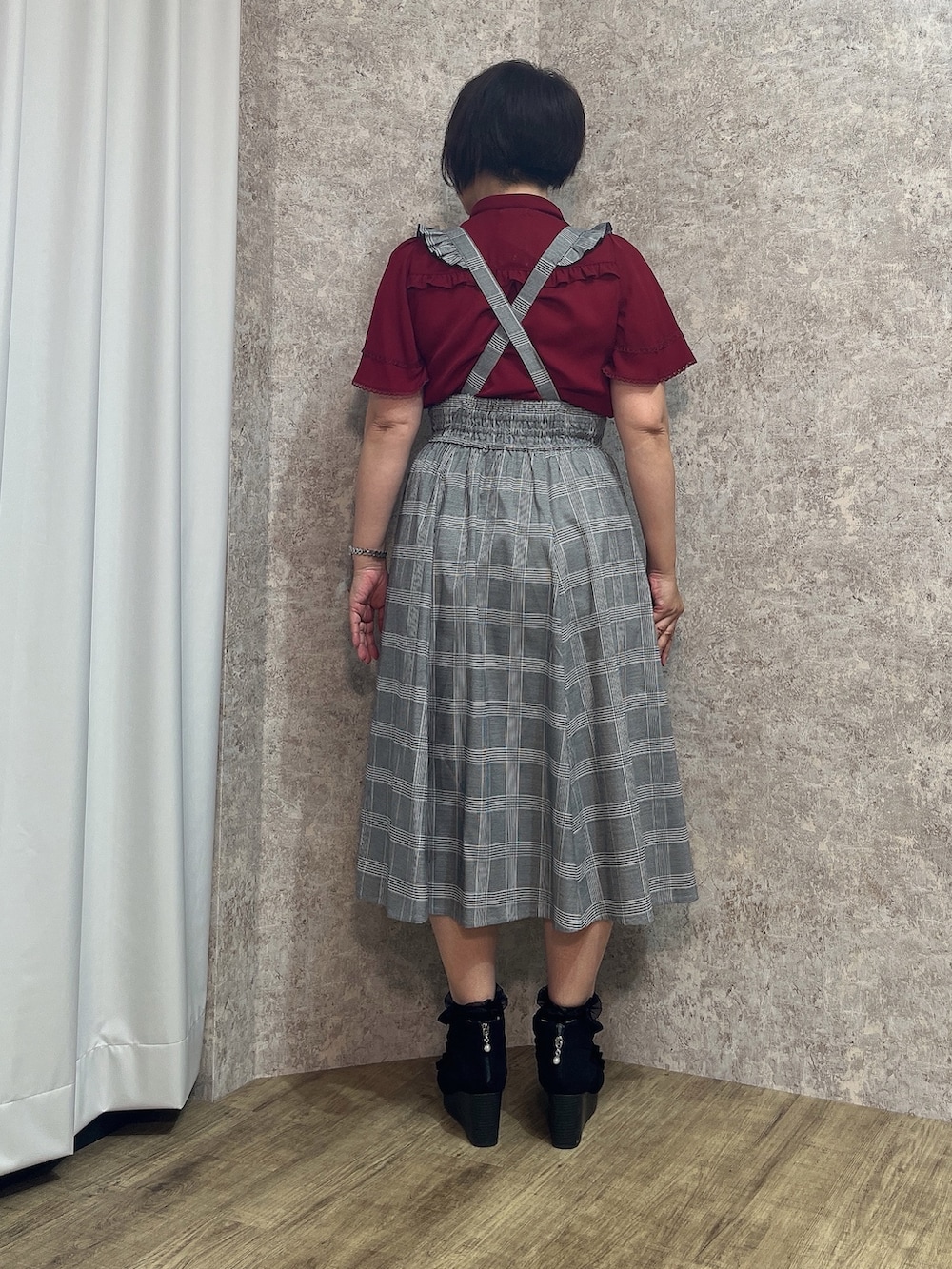 「クラシカル、ブラウス、ハイウエストスカート、サスつきスカート、サス取り外し可能、夏ルックで気分アップ、axes femme、オトナ女子、おでかけコーデ、お出かけコーデ、夏コーデ」｜「axes femmeのフリルサス付ハイウエストスカート（スカート、グレー系）」を使った、ジョーさん（レディース・161cm）の夏コーディネートの5枚目の写真