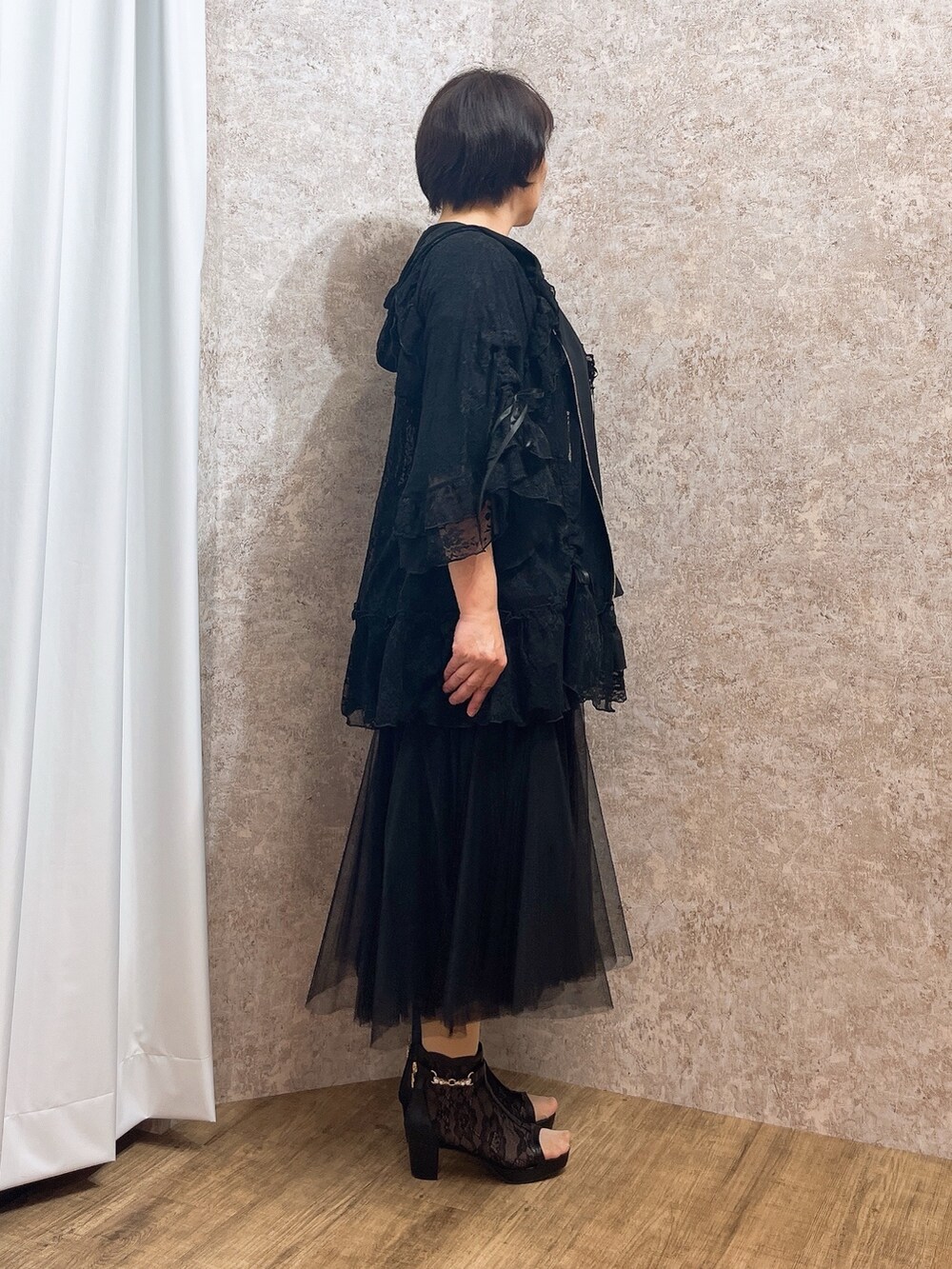 「ミニスカート、レイヤードスタイル、デートコーデ、axes femme、オトナカワイイ、お出かけコーデ、オトナ女子、おしゃれさんと繋がりたい、レース、ブラック、懐古」｜「axes femmeのグラデーションチュールスカート（スカート、ブラック系）」を使った、ジョーさん（レディース・161cm）の春コーディネートの5枚目の写真