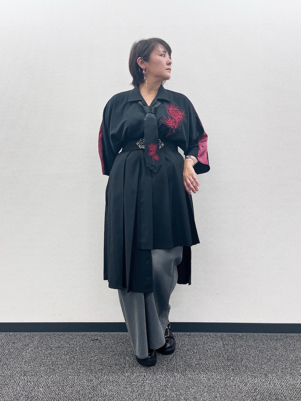「彼岸花、和洋折衷、和洋折衷コーデ、和柄、和柄シャツ、axes femme、REZEN」｜「REZENの彼岸花刺繍半袖シャツ（シャツ/ブラウス、レッド系）」を使った、ジョーさん（レディース・161cm）の夏コーディネートの2枚目の写真