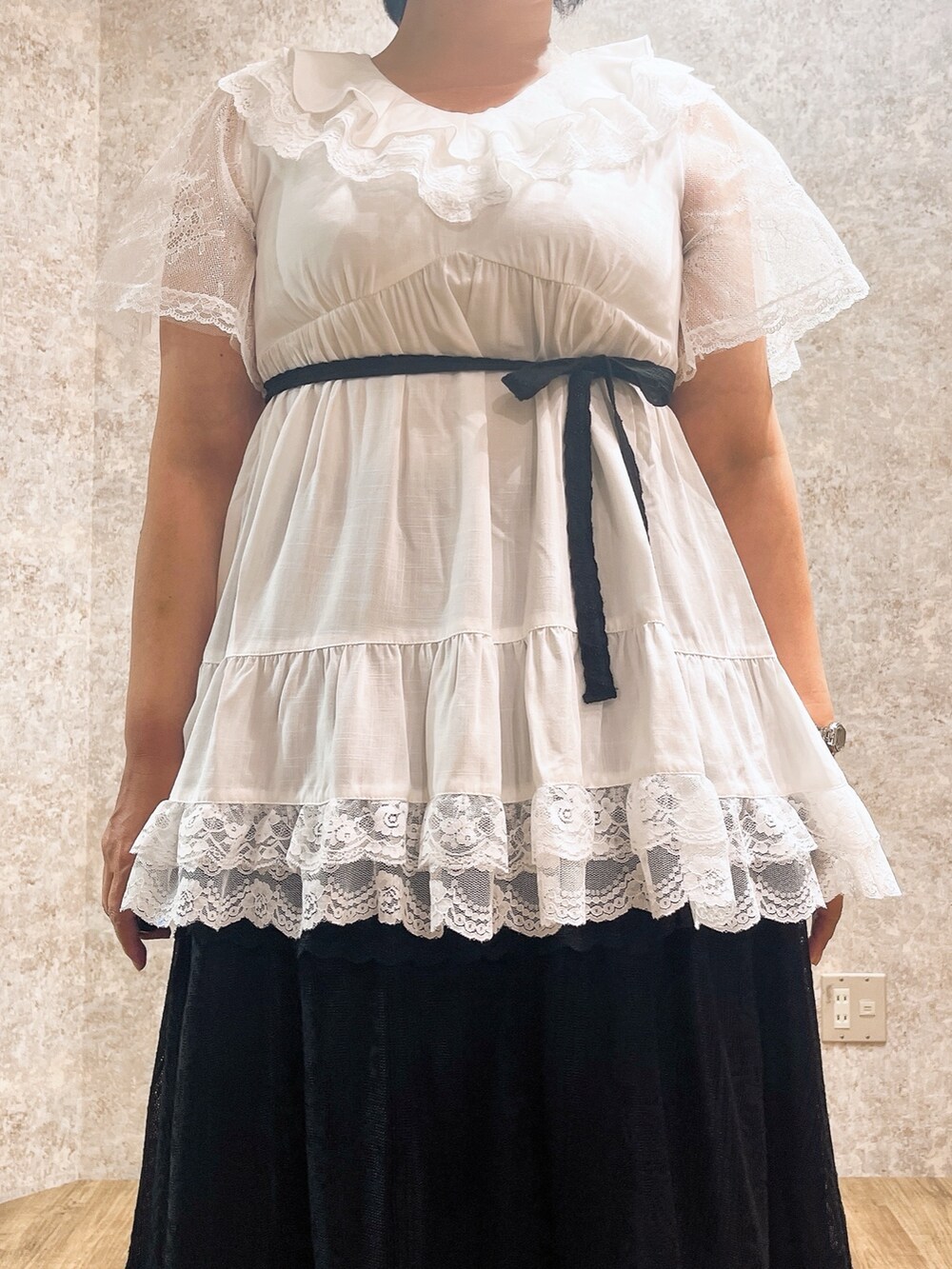 「モノトーン、お出かけコーデ、デートコーデ、axes femme、大人女子、夏服コーデ、ゆるシルエット、スカートスタイル、夏コーデ、きれいめコーディネート」｜「axes femmeのボリュームフリルチュニック（チュニック、ホワイト系）」を使った、ジョーさん（レディース・161cm）の春コーディネートの3枚目の写真