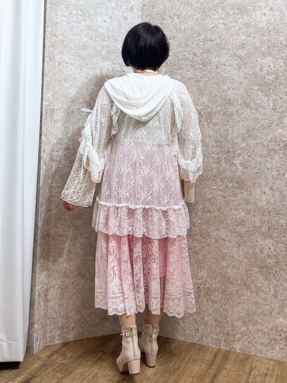 「春色、春めき満開コーデ、春コーデ、axes femme、お出かけコーデ、スカートスタイル、春カラー、最近のいい感じコーデ、きれいめコーデ、おしゃれさんと繋がりたい、いいね、save、フォローお願いします🤑」｜「axes femmeのオープントゥレースブーツ（ブーツ、ベージュ系）」を使った、ジョーさん（レディース・161cm）の春コーディネートの4枚目の写真