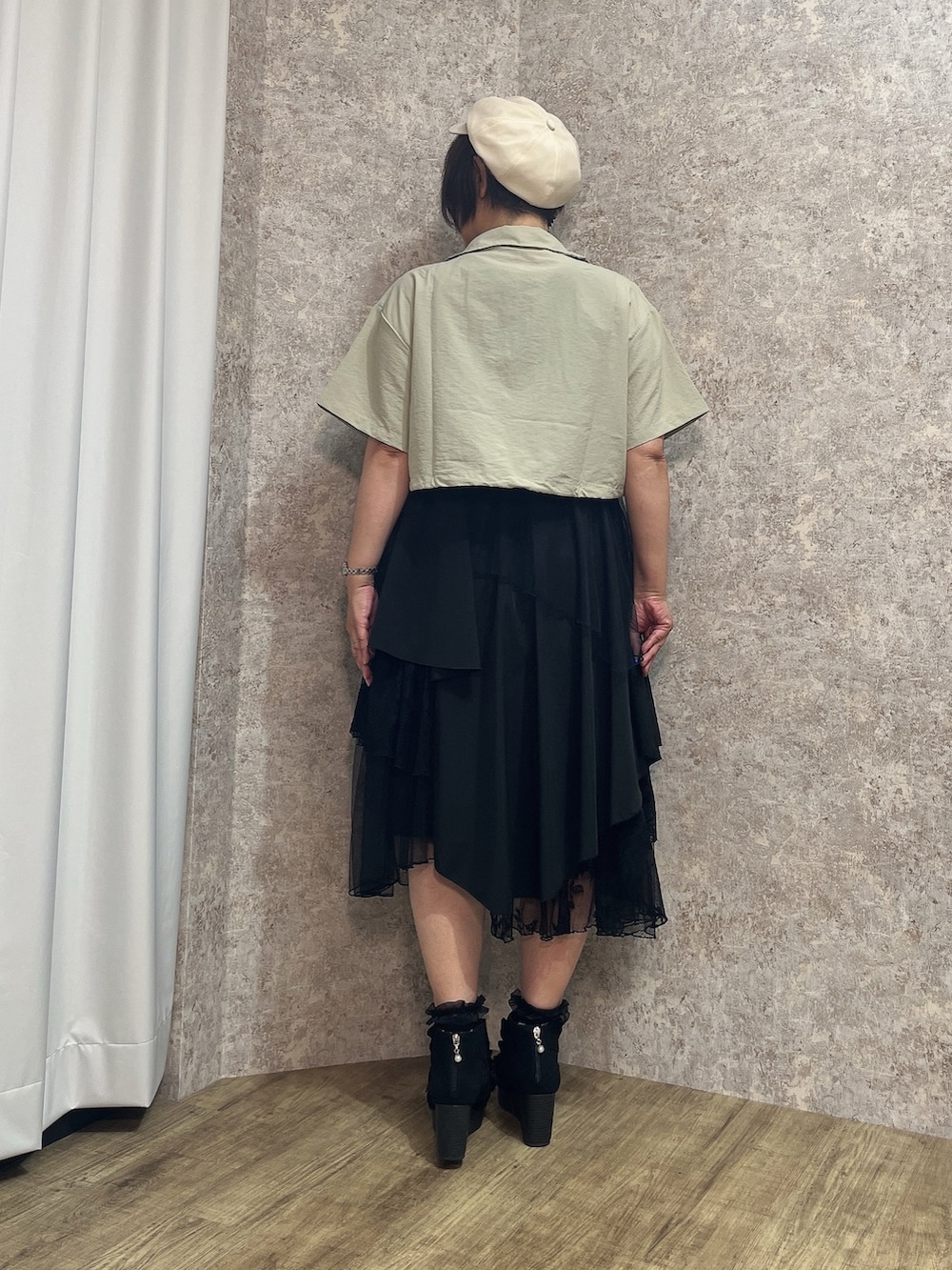 「タンクトップ、axes femme、大人カジュアルコーデ、夏ファッション、オトナ女子、大人女子、夏服、ラフコーデ、おしゃれさんと繋がりたい、ジャケット/アウター」｜「axes femmeの裾ドロストジップブルゾン（その他アウター、グリーン系）」を使った、ジョーさん（レディース・161cm）の夏コーディネートの5枚目の写真