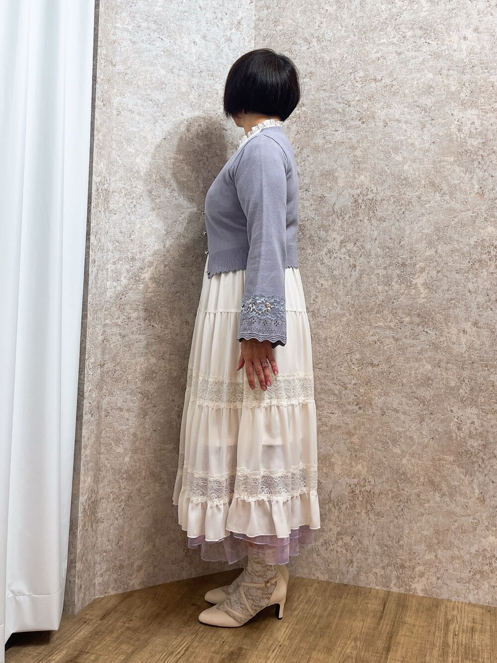 「axes femme、春服、休日スタイル、キレイめ、春、春服コーデ、ワンピース、エレガント、デートコーデ」｜「axes femmeの刺繍チュール使いケープワンピース（ワンピース、ホワイト系）」を使った、ジョーさん（レディース・161cm）の冬コーディネートの4枚目の写真