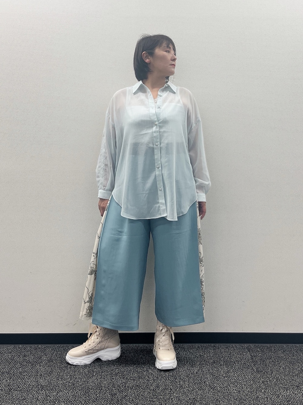 「シアーシャツ、シアー、夏ルックで気分アップ、休日スタイル、axes femme、夏服コーデ、シンプルスタイル、パンツスタイル、大人ファッション、おしゃれさんと繋がりたい、夏ファッション」｜「axes femmeのラメシアーシャツ（シャツ/ブラウス、グリーン系）」を使った、ジョーさん（レディース・161cm）の夏コーディネートの2枚目の写真