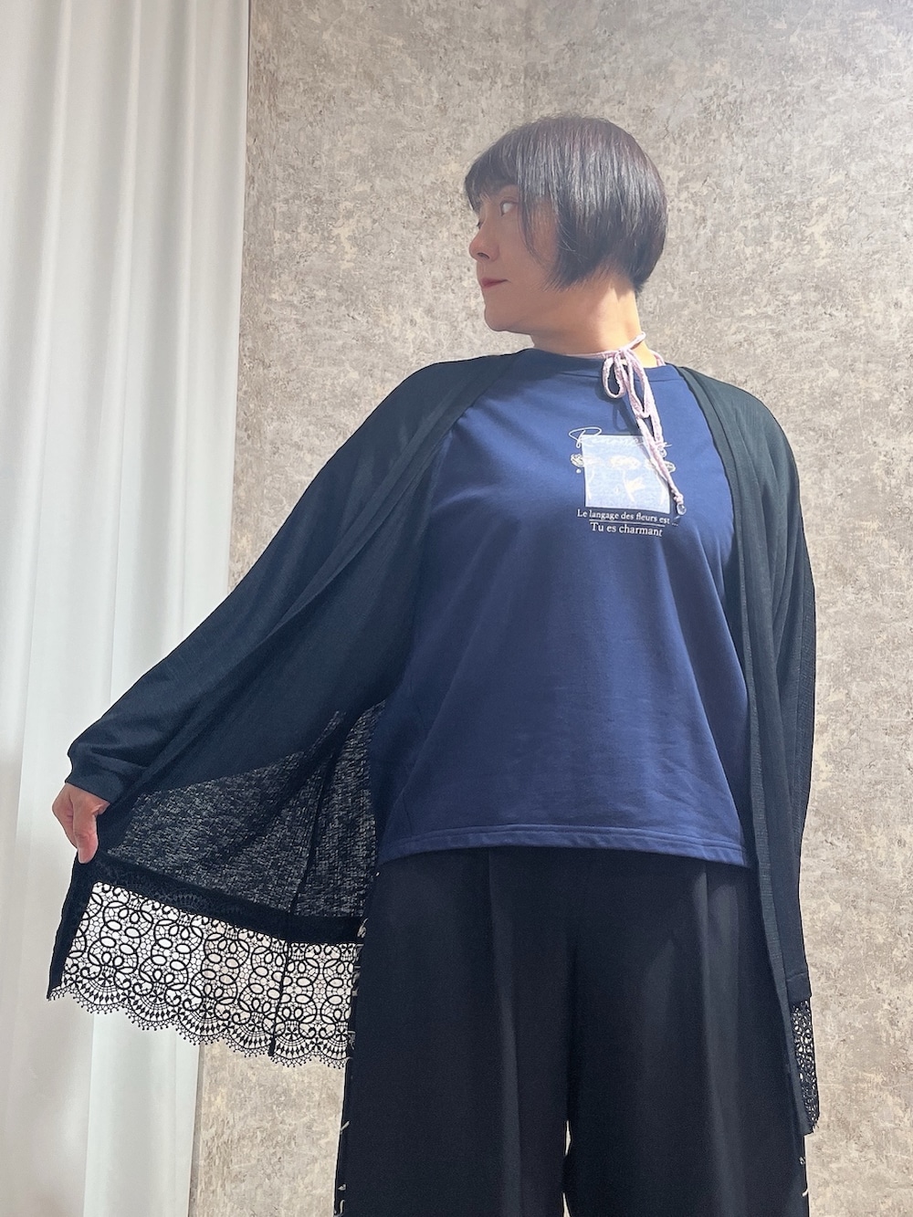 「ＵＶカット、UV対策、UVカットカーディガン、ワイドパンツ、Tシャツ、夏ルックで気分アップ、axes femme、夏、夏ファッション、パンツスタイル、お洒落さんとつながりたい、オトナカジュアル、ママファッション」｜「axes femmeのストラップラメリブタンク（タンクトップ、パープル系）」を使った、ジョーさん（レディース・161cm）の夏コーディネートの3枚目の写真