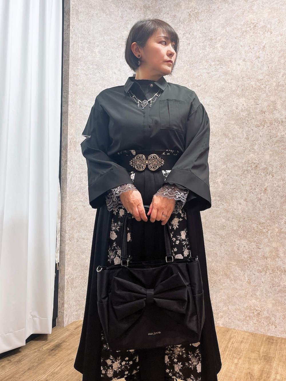 「シャツスタイル、axes femme、大人コーデ、オトナ女子、40代ファッション、ブラック、モノトーン」|「axes femmeのレディローズネックレス(ネックレス、シルバー系)」を使った、ジョーさん(レディース・161cm)の春コーディネートの2枚目の写真