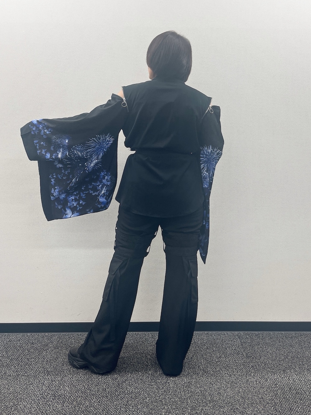 「和袖、花火柄シャツ、花火、花火大会コーデ、花火コーデ、和洋折衷、和洋折衷コーデ、クール、モード系、モードスタイル、REZEN、おしゃれさんと繋がりたい」｜「REZENの和柄ＪＱベルト付カーゴパンツ（その他パンツ、ブラック系）」を使った、ジョーさん（レディース・161cm）の夏コーディネートの8枚目の写真