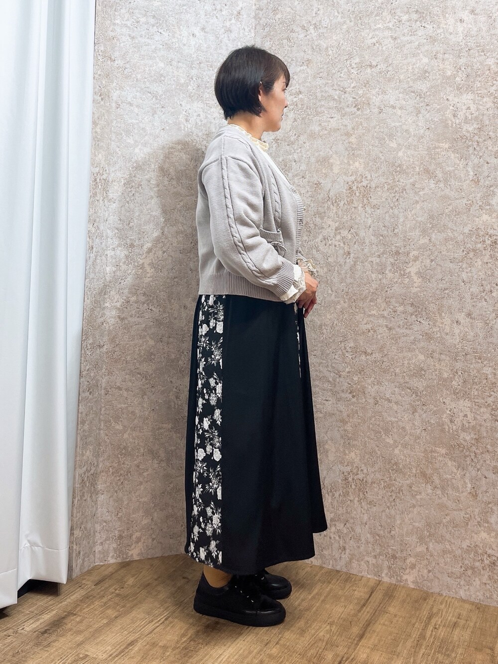 「axes femme、休日スタイル、オトナカジュアル、カジュアルスタイル、キレイめカジュアル、春色、シンプル、40代ファッション」｜「axes femmeのリボンポケットニットカーデ（カーディガン/ボレロ、グレー系）」を使った、ジョーさん（レディース・161cm）の春コーディネートの5枚目の写真