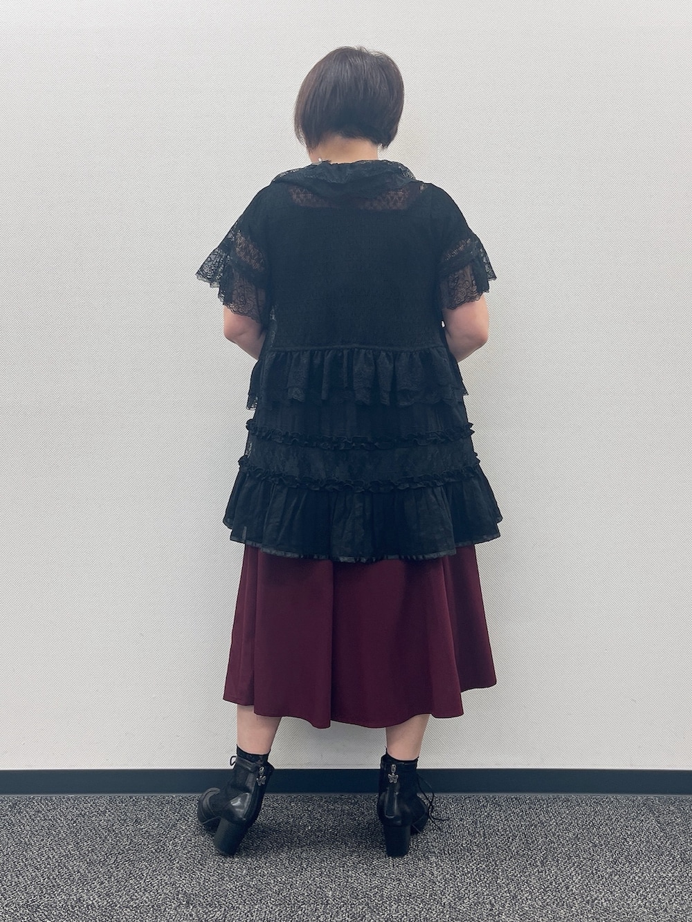 「ブラック×赤、ブラックフェミニン、ゆったりシルエット、ゆったり、ゆったりチュニック、axes femme、夏コーデ、夏、夏服コーデ、ブラックコーデ、お出かけコーデ、大人かわいい」｜「axes femmeのチュールレースアップブーツ（ブーツ、ブラック系）」を使った、ジョーさん（レディース・161cm）の夏コーディネートの5枚目の写真