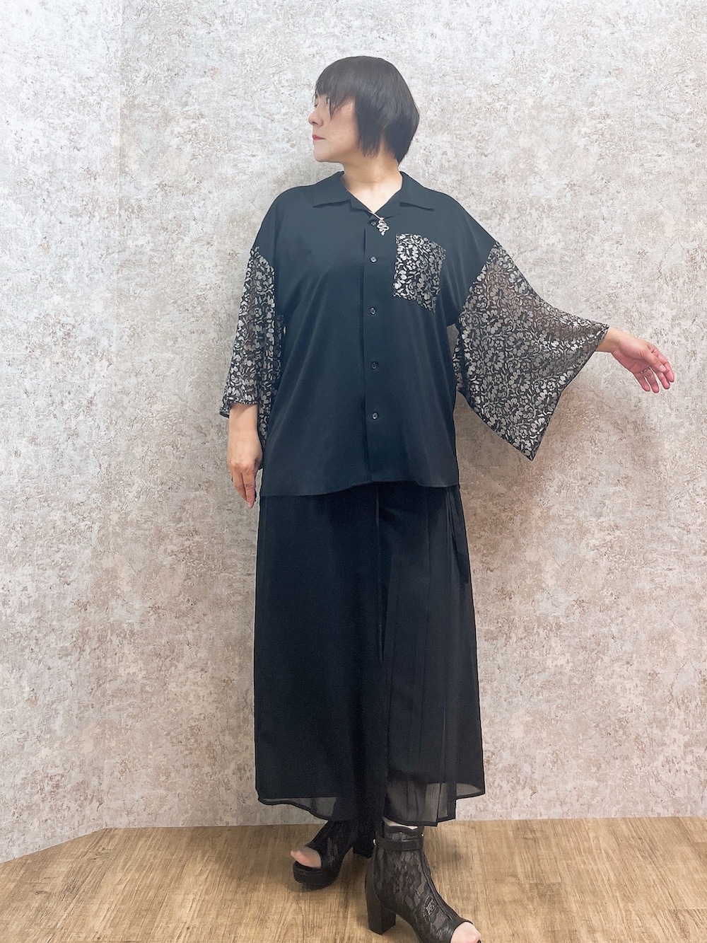 「axes femme、REZEN、大人コーデ、和洋折衷コーデ、ブラック、ブラックコーデ、パンツスタイル、スカートに見えてパンツ」｜「axes femmeの異素材ドッキングラップパンツ（デニムパンツ、ブラック系）」を使った、ジョーさん（レディース・161cm）の春コーディネートの2枚目の写真