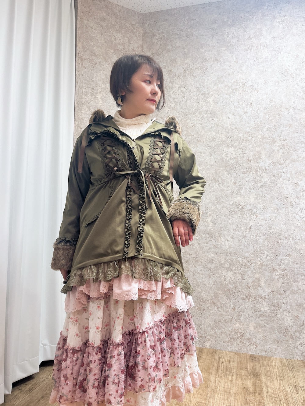 ピンク系のチュニック、ピンク系のスカート、レッド系のパンプスを着用したレディースの秋コーディネートの4枚目の写真