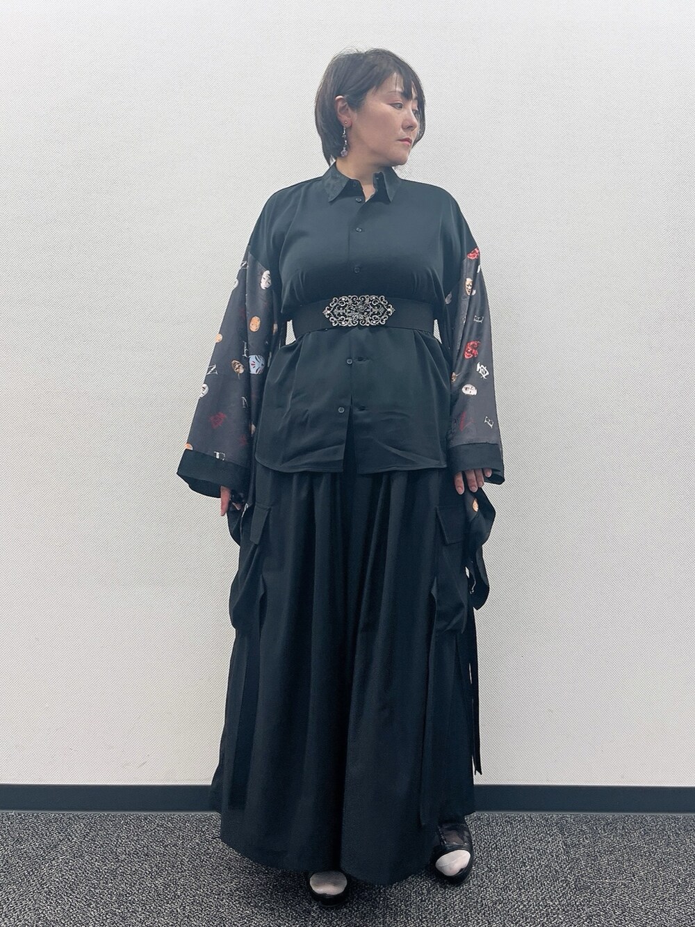 「お面、ブラックコーデ、お出かけコーデ、axes femme、REZEN、おでかけコーデ、おしゃれさんと繋がりたい、ブラック、パンツスタイル、和洋折衷、和洋折衷コーデ」｜「axes femmeのオープントゥレースブーツ（ブーツ、ブラック系）」を使った、ジョーさん（レディース・161cm）の夏コーディネートの2枚目の写真
