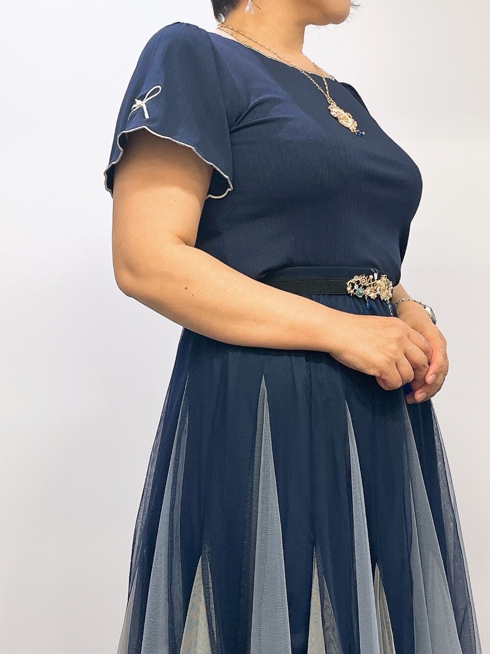 「シンプルコーデ、お出かけコーデ、axes femme、大人ファッション、おしゃれさんと繋がりたい、夏、夏服、大人コーデ、ふんわり、ふんわりスカート、チュールスカート、リボン刺繍」｜「axes femmeの海底の羅針盤ネックレス（ネックレス、ゴールド系）」を使った、ジョーさん（レディース・161cm）の春コーディネートの3枚目の写真
