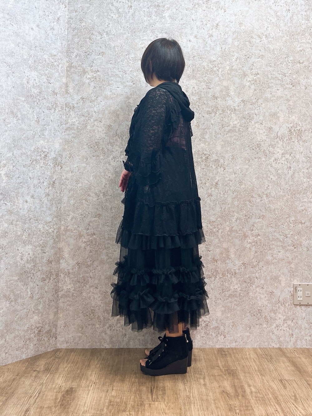 「最近のいい感じコーデ、サンダル、お出かけコーデ、axes femme、大人コーデ、おでかけコーデ、おしゃれさんと繋がりたい」｜「axes femmeのプチローズレーストップス（Tシャツ/カットソー、ブラック系）」を使った、ジョーさん（レディース・161cm）の春コーディネートの3枚目の写真