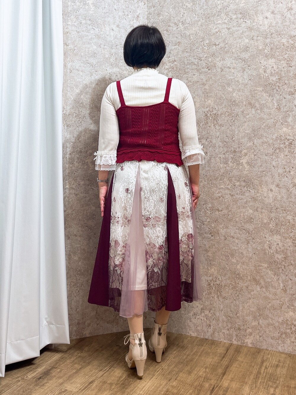 「春色、春めき満開コーデ、大人カジュアル、お出かけコーデ、axes femme、スカートスタイル、大人かわいい、ゆるシルエット」｜「axes femmeのカットワークレースサンダル（サンダル、ホワイト系）」を使った、ジョーさん（レディース・161cm）の春コーディネートの5枚目の写真