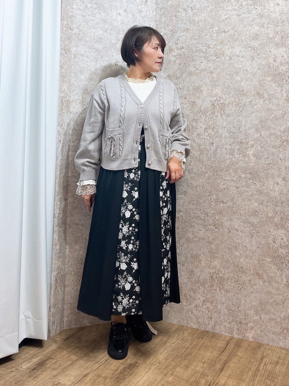 「axes femme、休日スタイル、オトナカジュアル、カジュアルスタイル、キレイめカジュアル、春色、シンプル、40代ファッション」｜「axes femmeのリボンポケットニットカーデ（カーディガン/ボレロ、グレー系）」を使った、ジョーさん（レディース・161cm）の春コーディネートの2枚目の写真