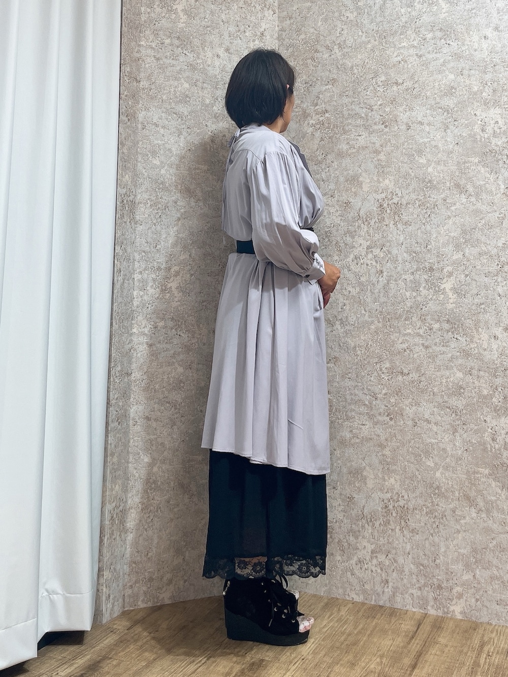 「お出かけコーデ、axes femme、おしゃれさんと繋がりたい、キレイめカジュアル、オトナカジュアル、おでかけコーデ、ワンピーススタイル、ロングシャツ、ロングシャツワンピ、ロングシャツコーデ」|「axes femmeのレースアップブーサン(サンダル、ブラック系)」を使った、ジョーさん(レディース・161cm)の春コーディネートの5枚目の写真