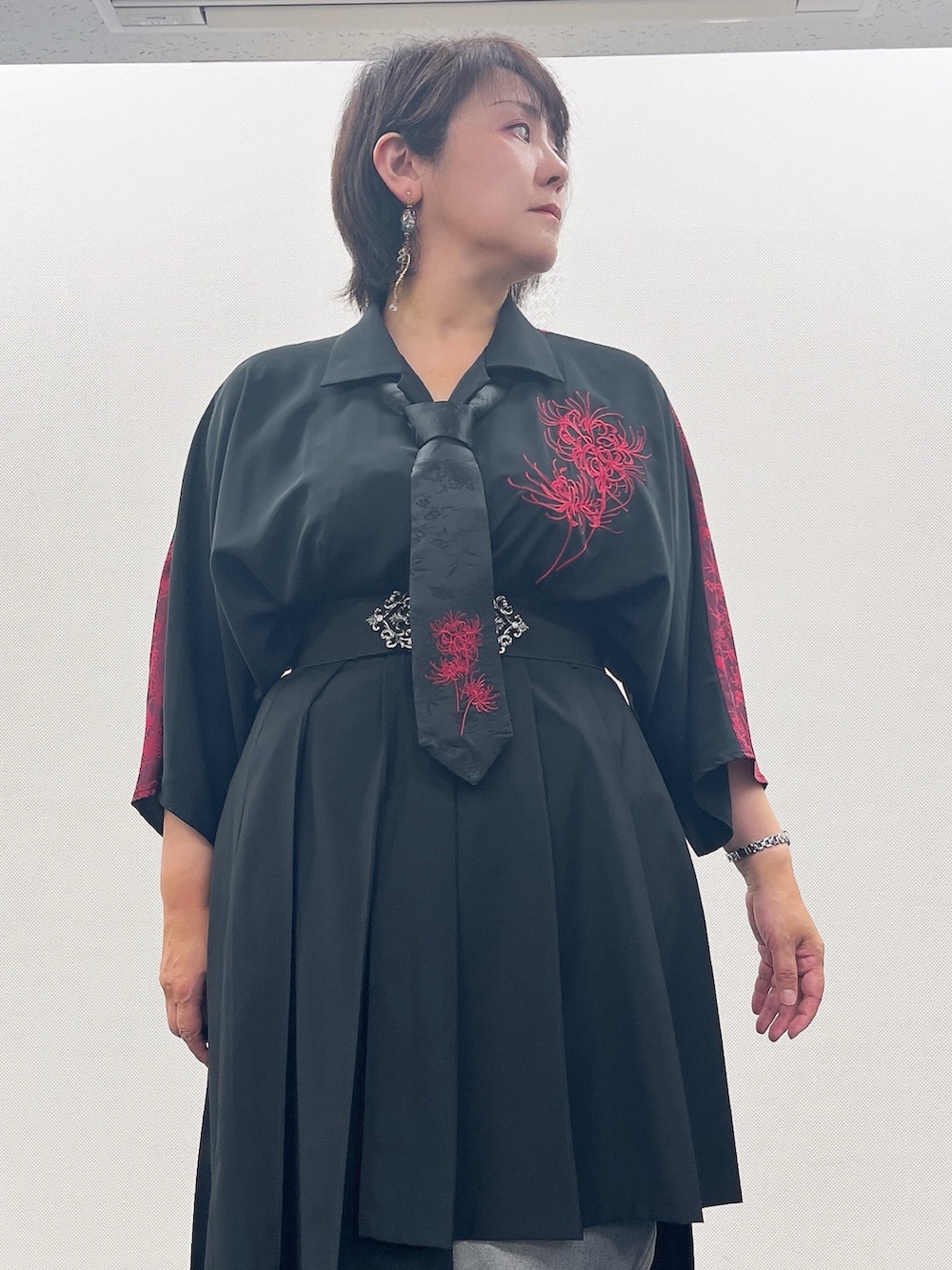 「彼岸花、和洋折衷、和洋折衷コーデ、和柄、和柄シャツ、axes femme、REZEN」｜「REZENの彼岸花刺繍半袖シャツ（シャツ/ブラウス、レッド系）」を使った、ジョーさん（レディース・161cm）の夏コーディネートの3枚目の写真