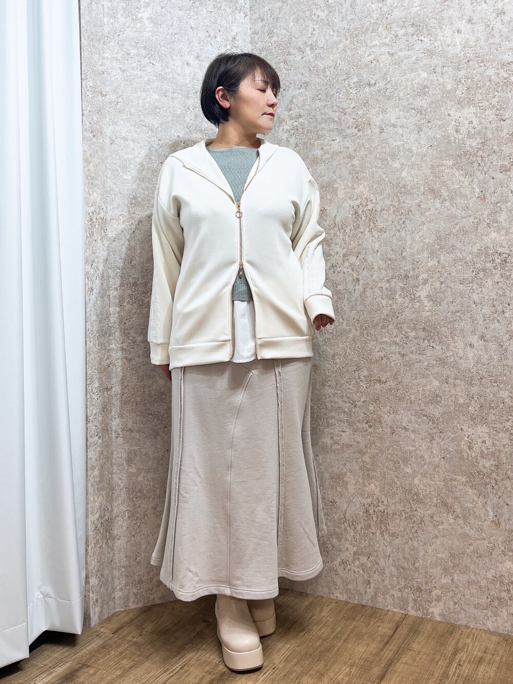 「春色、axes femme、シンプルスタイル、大人カジュアルコーデ、お出かけコーデ、春先取り、春服みてみて、ママファッション、40代ファッション」｜「axes femmeの薔薇エンボス厚底ブーツ（ブーツ、ホワイト系）」を使った、ジョーさん（レディース・161cm）の春コーディネートの2枚目の写真