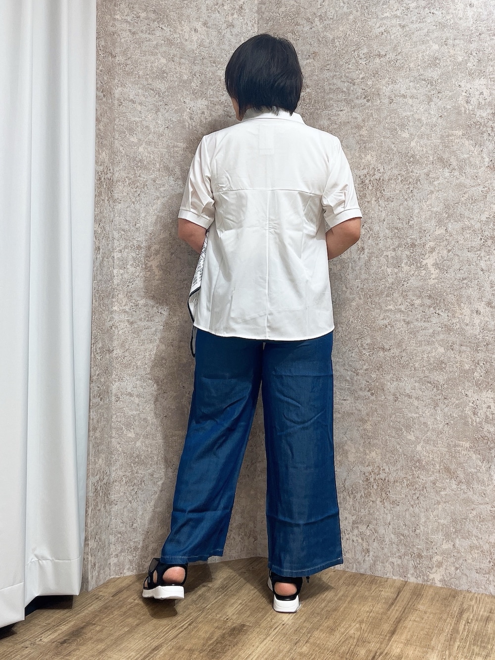 「夏コーデ、シャツスタイル、axes femme、夏服、オトナカジュアル、シンプルスタイル、大人カジュアルコーデ」｜「axes femmeのリボン使いスニーカーサンダル（サンダル、ブラック系）」を使った、ジョーさん（レディース・161cm）の夏コーディネートの7枚目の写真