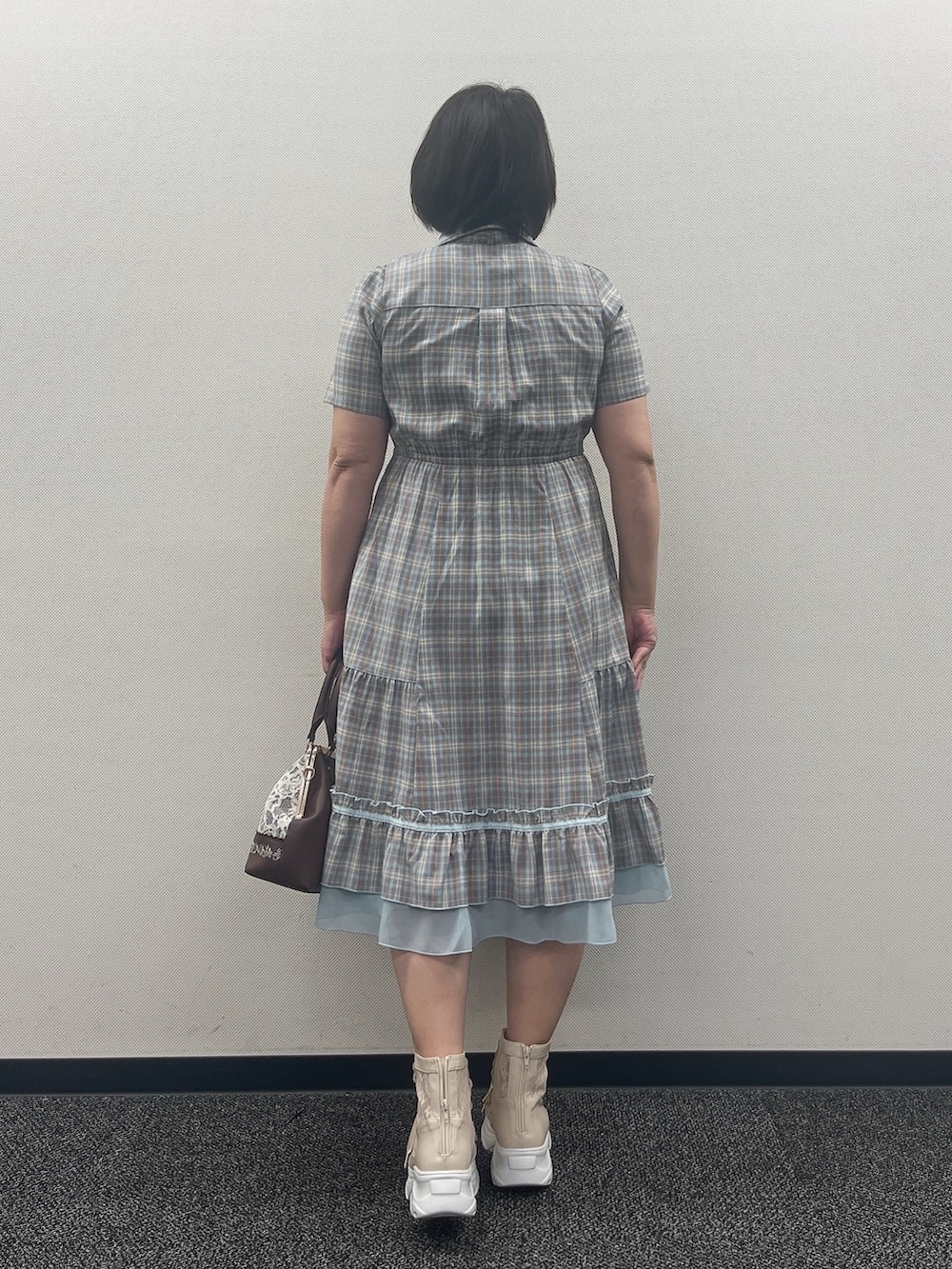 「チェック、チェック柄に恋してる、チェックワンピース、axes femme、夏コーデ、お出かけコーデ、夏物、夏服コーデ」｜「axes femmeのレース重ねがま口ボストン（ボストンバッグ、ブラウン系）」を使った、ジョーさん（レディース・161cm）の夏コーディネートの5枚目の写真