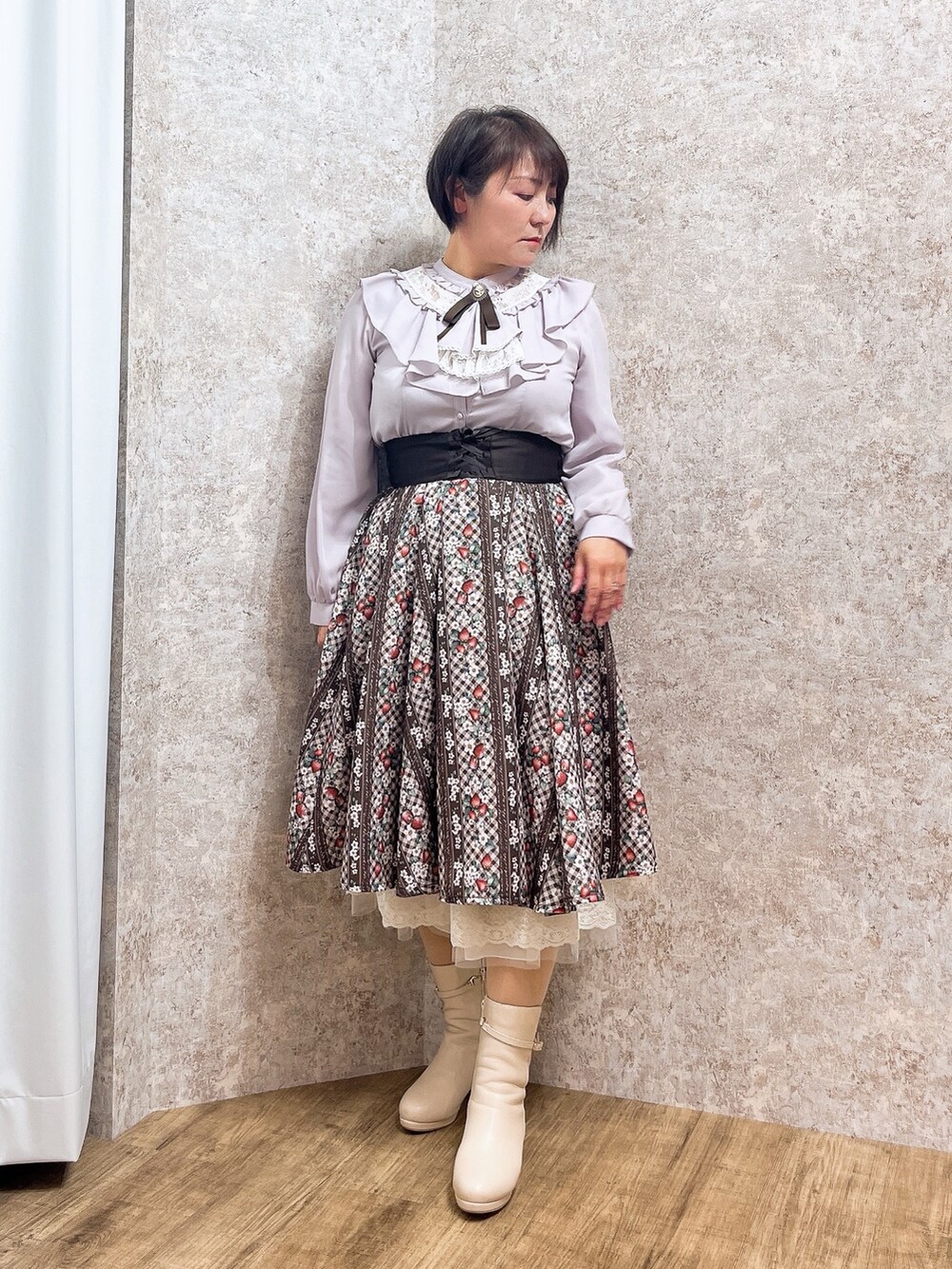 「axes femme、春服コーデ、ブラウス、春、レディースファッション、春カラー」｜「axes femmeのジャボブローチ付きフリルブラウス（シャツ/ブラウス、ピンク系）」を使った、ジョーさん（レディース・161cm）の冬コーディネートの2枚目の写真