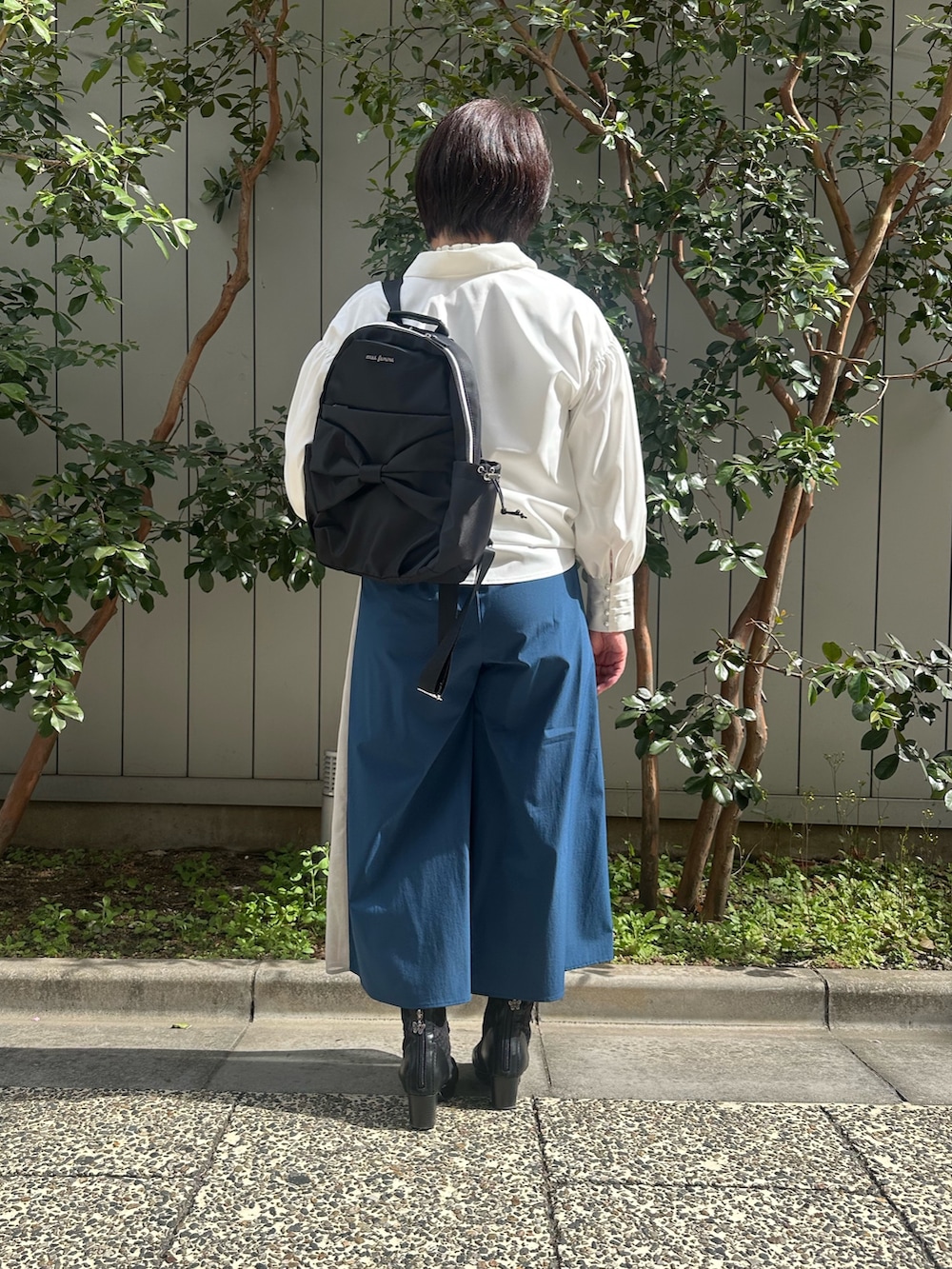 「きれいめカジュアル、学校行事、春色、axes femme、キレイめカジュアル、オトナカジュアル、オフィスカジュアル、パンツコーデ、ゆるシルエット」｜「axes femmeの袖デザインとろみロングブラウス（シャツ/ブラウス、ホワイト系）」を使った、ジョーさん（レディース・161cm）の春コーディネートの5枚目の写真