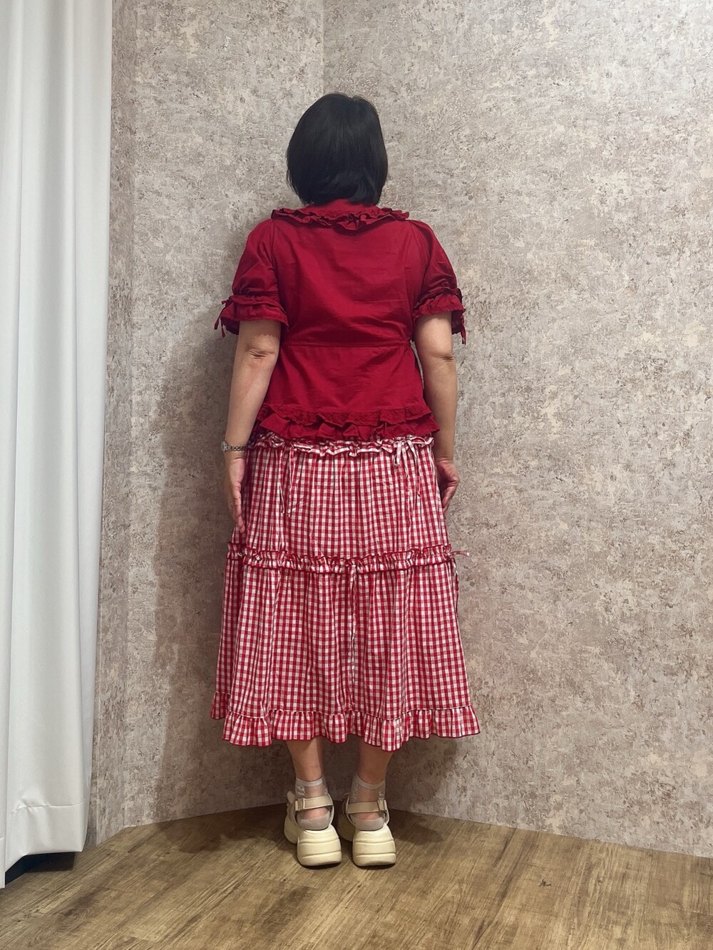 「赤、フリル、axes femme POETIQUE、Chalmiere、大人かわいい」｜「Chalmiereのクラシックコットンブラウス（シャツ/ブラウス、レッド系）」を使った、ジョーさん（レディース・161cm）の夏コーディネートの5枚目の写真