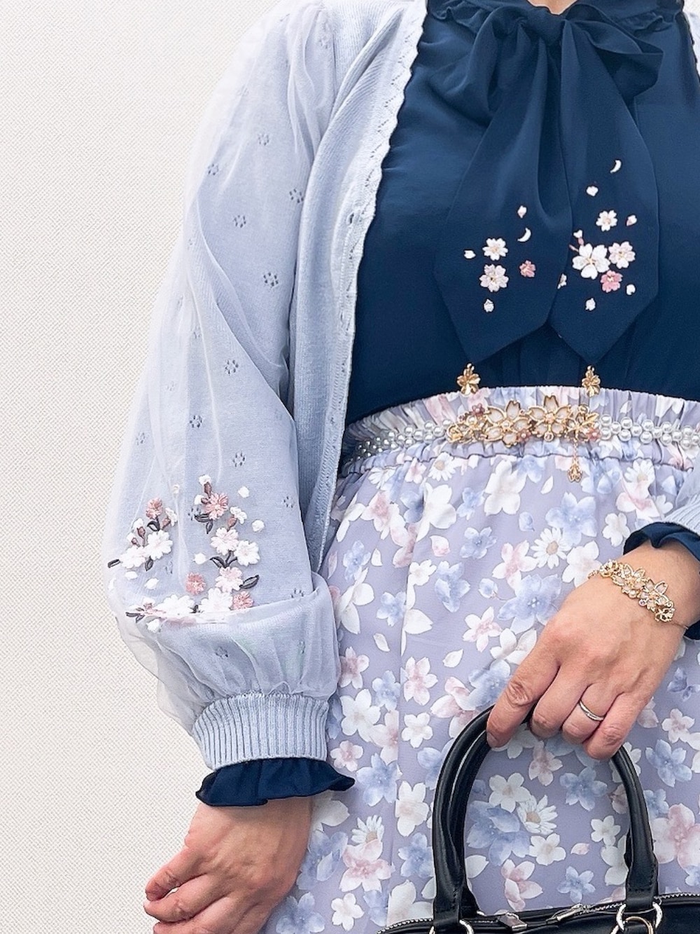 「axes femme、春服コーデ、大人女子、レディースファッション、春先取り、きれいめコーディネート、桜、フェミニン」|「axes femmeのサクラ装飾イヤリング(イヤリング、ホワイト系)」を使った、ジョーさん(レディース・161cm)の冬コーディネートの6枚目の写真