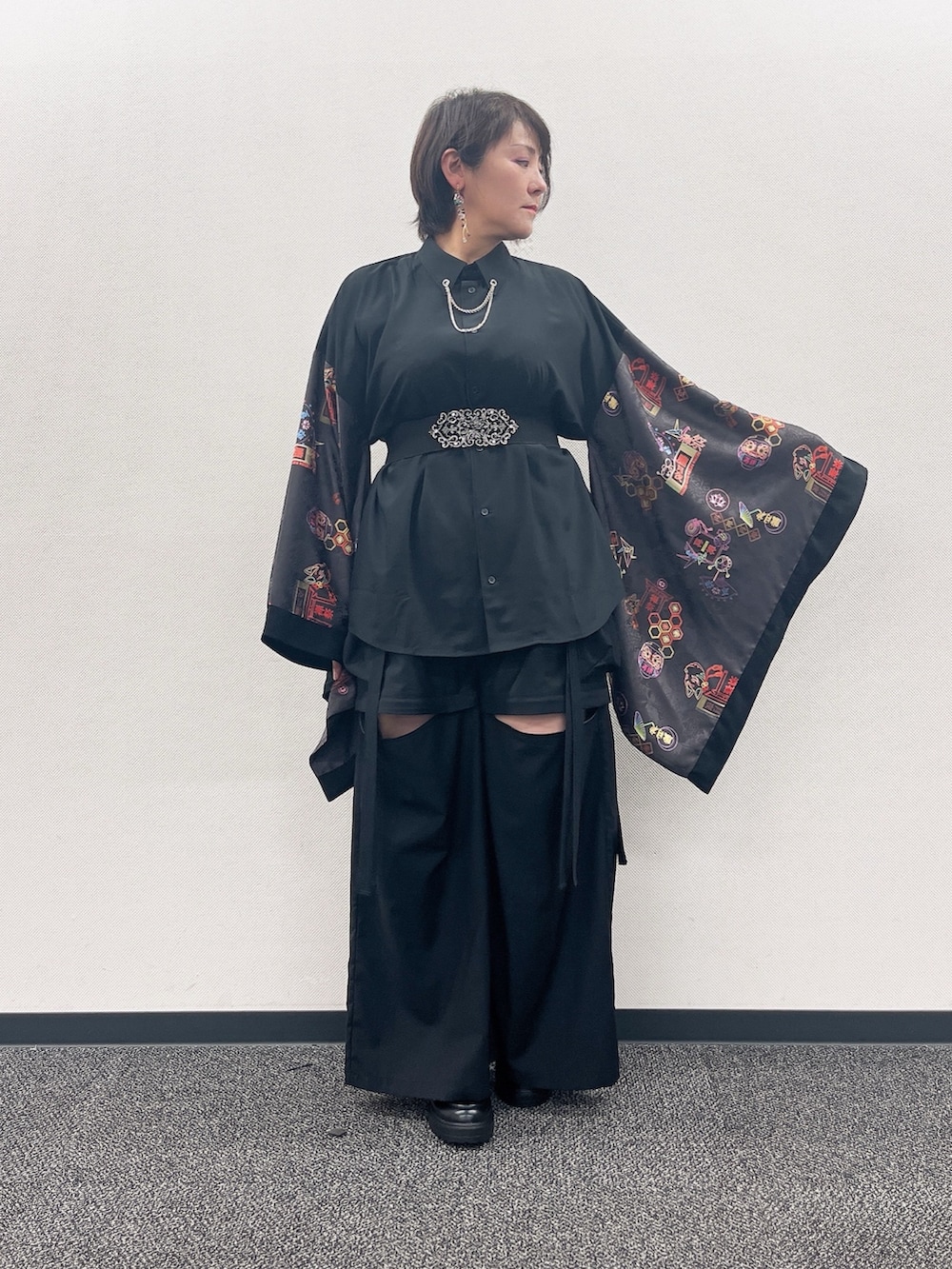 「和洋折衷、和洋ミックス、和洋折衷コーデ、黒、黒コーデ、サイバーパンク、着物袖、axes femme、REZEN、ブラックコーデ、おしゃれさんと繋がりたい、パンツスタイル、いいね、save、フォローお願いします🤑」｜「axes femmeのローズモチーフ太幅ゴムベルト（ベルト、シルバー系）」を使った、ジョーさん（レディース・161cm）の夏コーディネートの2枚目の写真