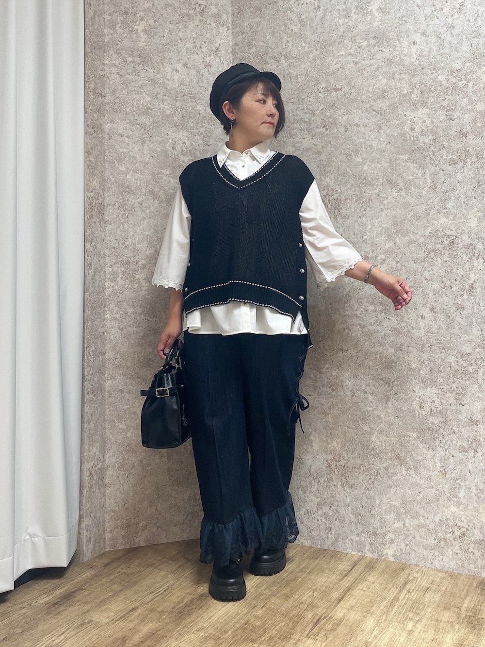 「秋服準備はじめました、axes femme、休日スタイル、デニム、初秋コーデ、オトナカジュアル、ラクチンコーデ、今から使える秋の先取りコーデ、パンツスタイル、秋先取りコーデ、おしゃれさんと繋がりたい」|「axes femmeのバックル使いワークブーツ(ブーツ、ブラック系)」を使った、ジョーさん(レディース・161cm)の夏コーディネートの8枚目の写真