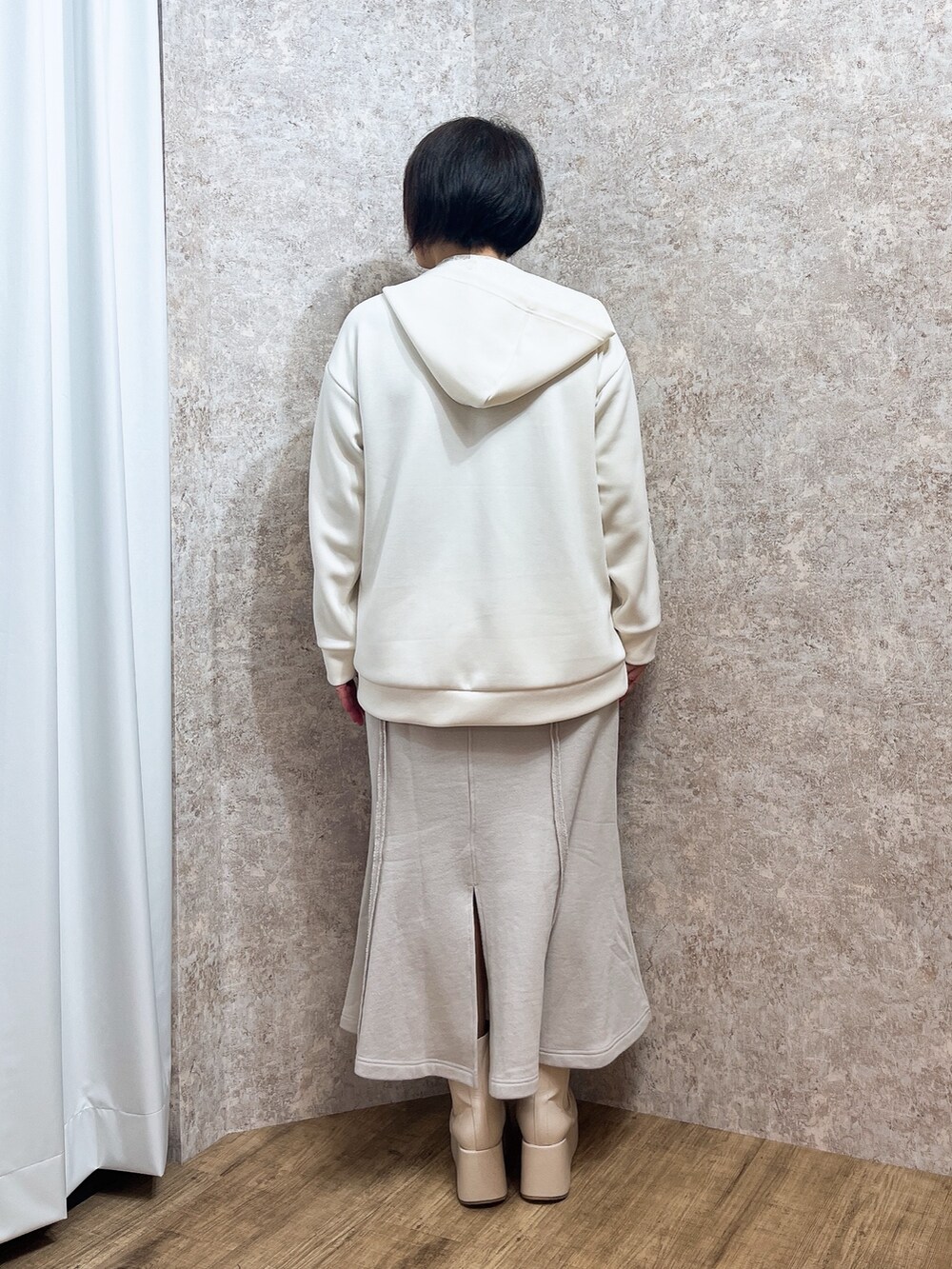 「春色、axes femme、シンプルスタイル、大人カジュアルコーデ、お出かけコーデ、春先取り、春服みてみて、ママファッション、40代ファッション」｜「axes femmeの薔薇エンボス厚底ブーツ（ブーツ、ホワイト系）」を使った、ジョーさん（レディース・161cm）の春コーディネートの5枚目の写真