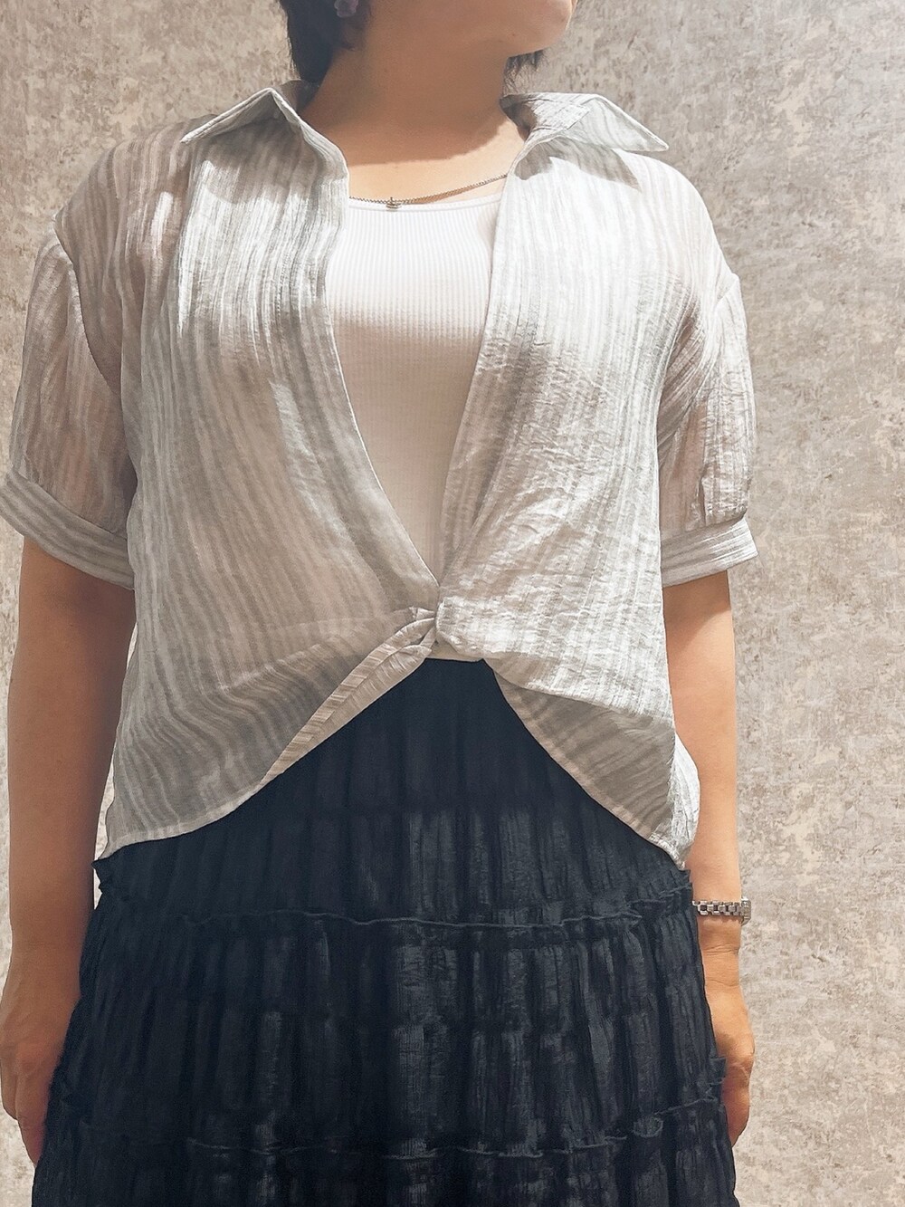「axes femme、オトナカジュアル、オトナ女子、おでかけコーデ、きれいめカジュアル、おしゃれさんと繋がりたい、モノトーンコーデ、いいね、save、フォローお願いします🤑」｜「axes femmeのレースアップブーサン（サンダル、ブラック系）」を使った、ジョーさん（レディース・161cm）の夏コーディネートの3枚目の写真