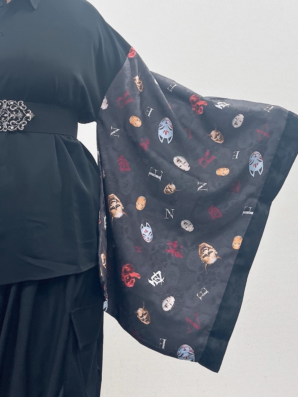 「お面、ブラックコーデ、お出かけコーデ、axes femme、REZEN、おでかけコーデ、おしゃれさんと繋がりたい、ブラック、パンツスタイル、和洋折衷、和洋折衷コーデ」｜「axes femmeのオープントゥレースブーツ（ブーツ、ブラック系）」を使った、ジョーさん（レディース・161cm）の夏コーディネートの3枚目の写真