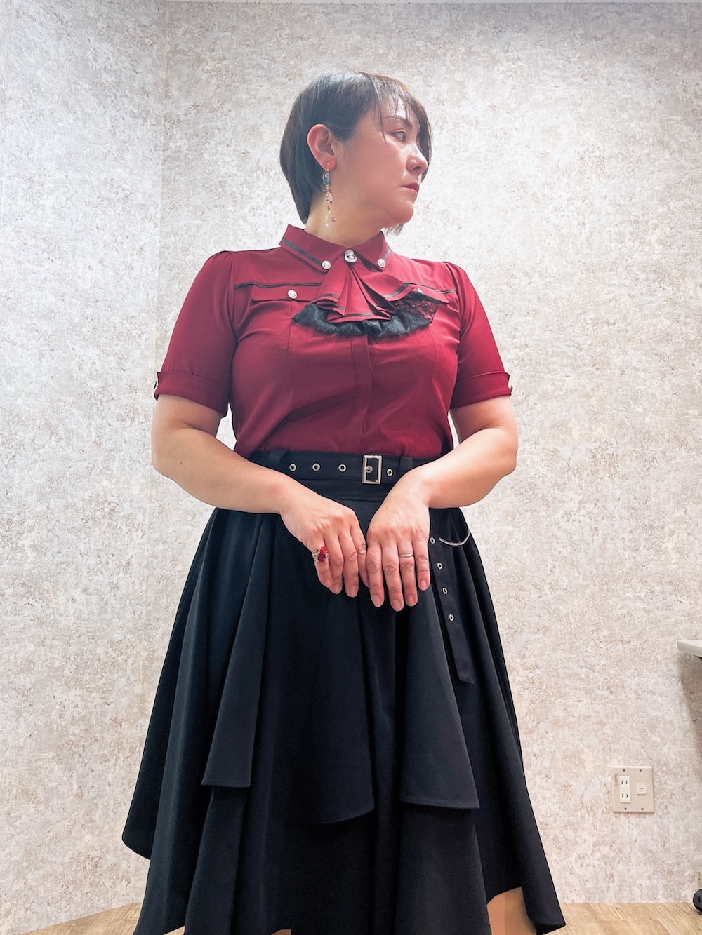 「axes femme、モード、ジャボブラウス、イレヘムスカート、スカートスタイル、カッコイイ女子、40代コーデ、40代女性」｜「axes femmeのＦＡＶミニローズリング（リング、レッド系）」を使った、ジョーさん（レディース・161cm）の春コーディネートの3枚目の写真