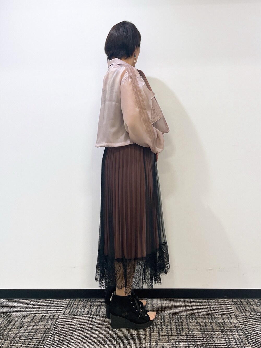 「最近のいい感じコーデ、大人カジュアル、春夏コーデ、シンプルコーデ、お出かけコーデ、axes femme、おでかけコーデ、オトナカジュアル、大人ファッション、大人かわいい、おしゃれさんと繋がりたい」｜「axes femmeのレースアップブーサン（サンダル、ブラック系）」を使った、ジョーさん（レディース・161cm）の春コーディネートの5枚目の写真
