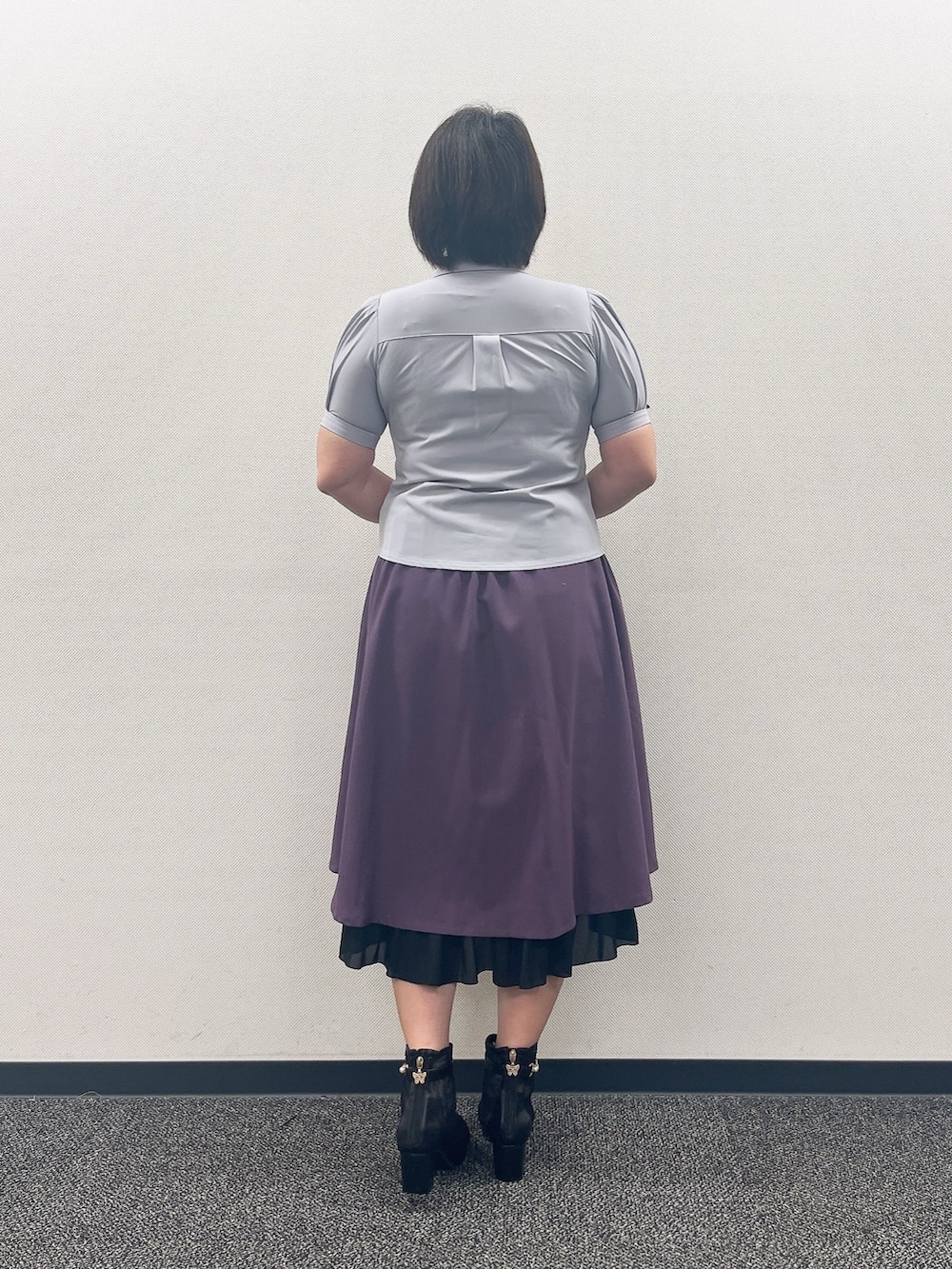 「クラシカル、パープル、パープルコーデ、夏ルックで気分アップ、axes femme、夏コーデ、お出かけコーデ、夏物、シャツ/ブラウス、ブラウスコーデ、スカートスタイル、夏服コーデ」｜「axes femmeのオープントゥレースブーツ（ブーツ、ブラック系）」を使った、ジョーさん（レディース・161cm）の夏コーディネートの6枚目の写真