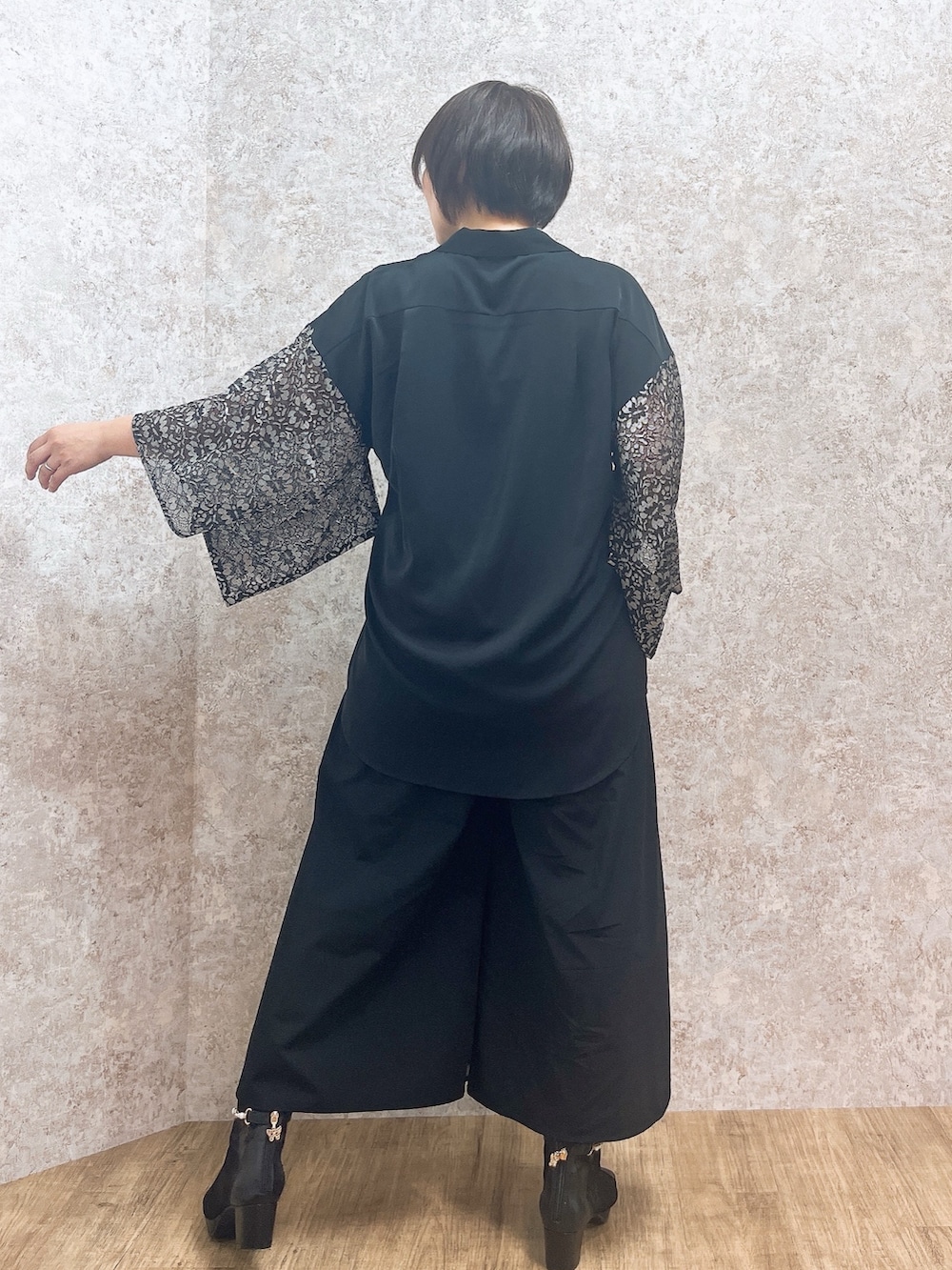 「axes femme、REZEN、大人コーデ、和洋折衷コーデ、ブラック、ブラックコーデ、パンツスタイル、スカートに見えてパンツ」｜「axes femmeの異素材ドッキングラップパンツ（デニムパンツ、ブラック系）」を使った、ジョーさん（レディース・161cm）の春コーディネートの4枚目の写真