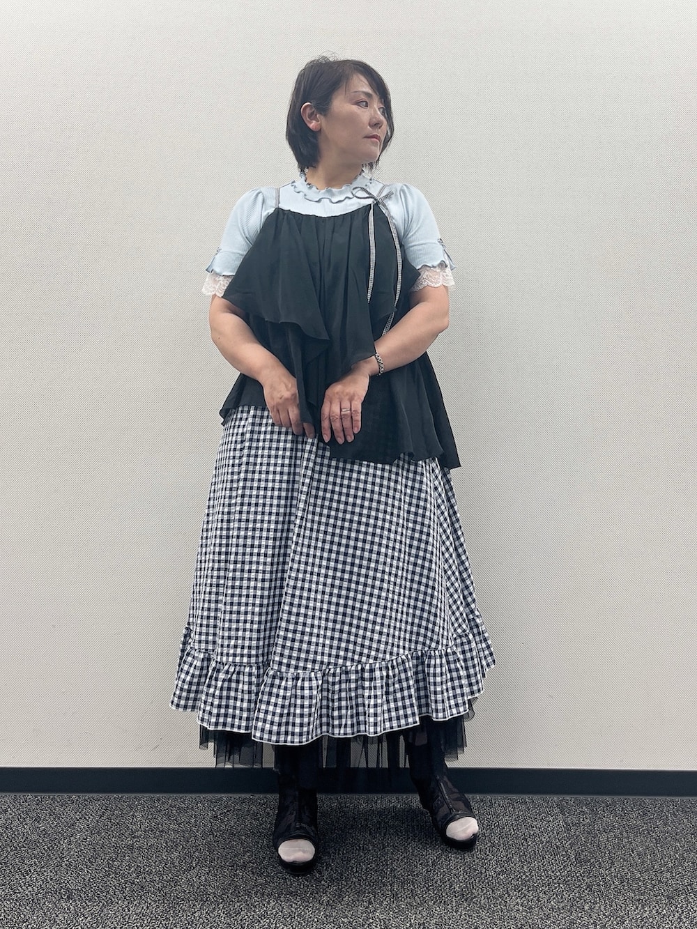 「夏ルックで気分アップ、axes femme、夏コーデ、夏服コーデ、ゆるシルエット、夏服、大人カジュアルコーデ、夏物、レディースファッション、ゆったり、ゆったりコーデ」｜「axes femmeのドレープフリルキャミビスチェ（Tシャツ/カットソー、ブラック系）」を使った、ジョーさん（レディース・161cm）の夏コーディネートの2枚目の写真